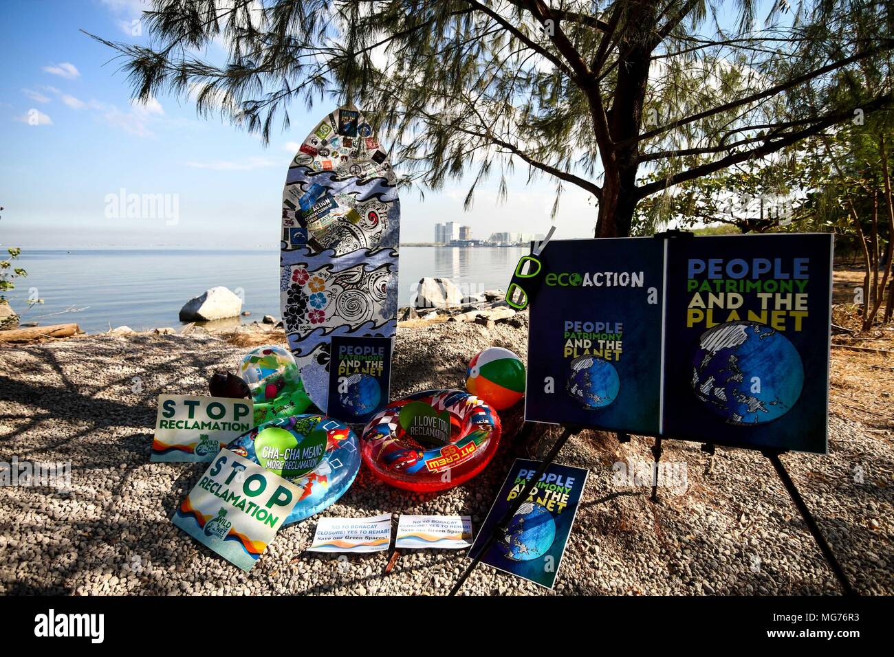 Targhetta diverse è stato collocato sull'isola contro l'inquinamento. Gruppo verde isola di massa Istituto, insieme con i volontari, terrà una zona umida il clean-up sulla libertà isola, a circa 11 chilometri a sud di Manila, come la chiamano per la riabilitazione e non di bonifica. Il Mangrove rivestita wetland è un rifugio per gli uccelli migratori e viene eyed per la bonifica e di ulteriore sviluppo da parte del governo locale. Foto Stock