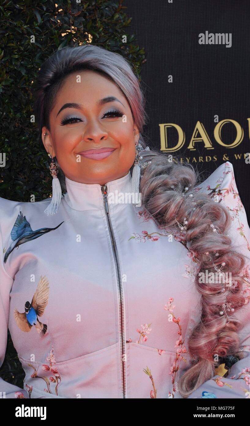 Pasadena, CA. 27 apr, 2018. Raven-Symone presso gli arrivi per il quarantacinquesimo giorno annuale Creative Arts Emmy Awards, Pasadena Civic Center, Pasadena, CA 27 aprile 2018. Credito: Elizabeth Goodenough/Everett raccolta/Alamy Live News Foto Stock