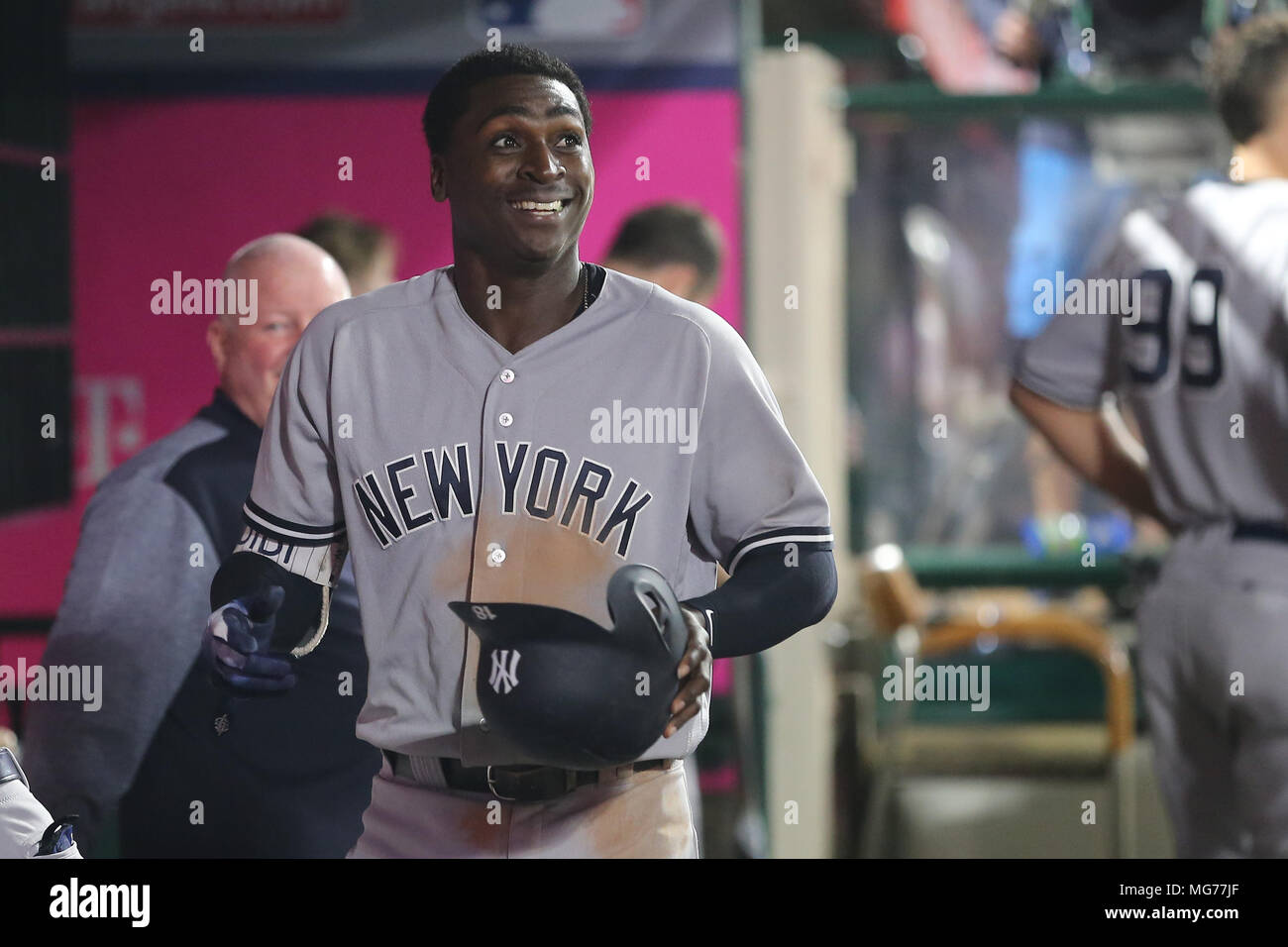 Aprile 27, 2018: New York Yankees shorstop Didi Gregorius (18) alza le spalle spalle e risate dopo un enorme contingente di ventole che supportano gli Yankees chiamato per una tenda chiamata che egli ha dato loro seguendo il suo omero nel gioco tra i New York Yankees e Los Angeles gli angeli di Anaheim, Angel Stadium di Anaheim, CA, fotografo: Pietro Joneleit Foto Stock