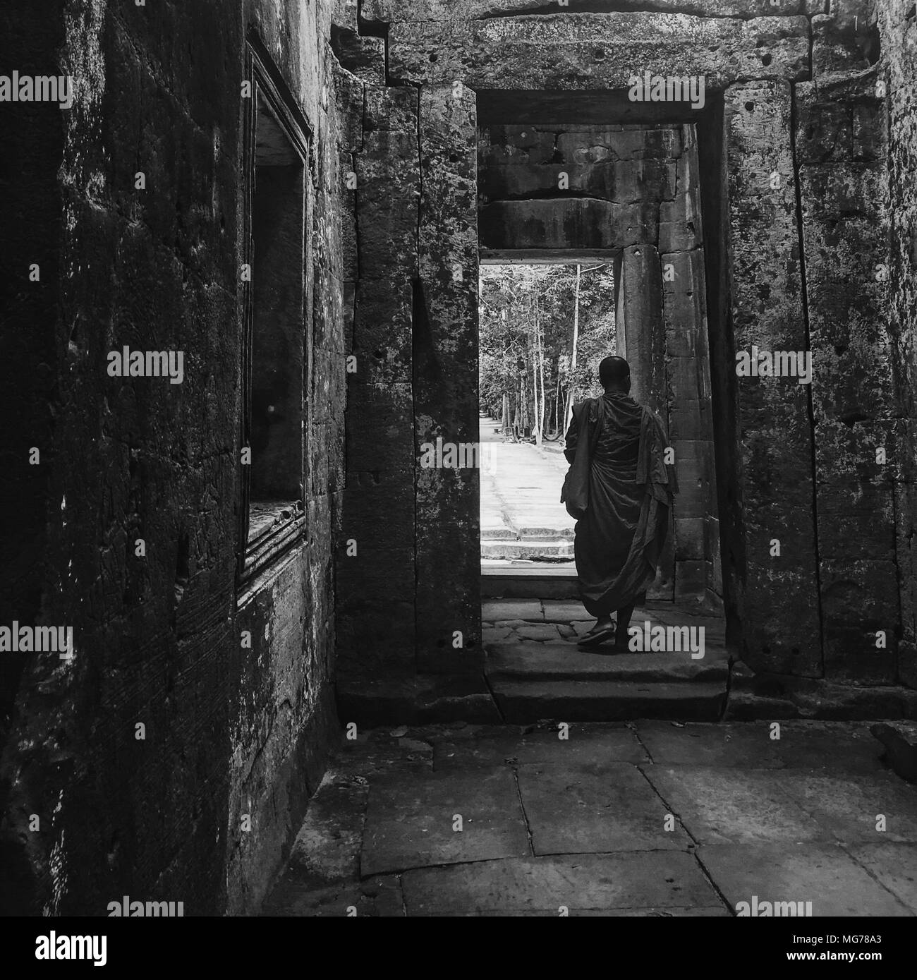 Siem Reap, Siem Reap, Cina. 28 apr, 2018. Angkor Wat è un complesso tempio in Cambogia e il più grande monumento religioso nel mondo, su un sito di misura di 162,6 ettari (1,626,000 m2; 402 acri).Esso è stato originariamente costruito come un tempio indù di dio Vishnu per l'Impero Khmer, trasformando progressivamente in un tempio buddista verso la fine del XII secolo.Fu costruito dai Khmer re Suryavarman II nei primi anni del XII secolo in Ya odharapura, capitale dell'Impero Khmer, come suo tempio di stato ed eventuali mausoleo. La rottura dalla tradizione Shaiva di precedenti kings, Angkor Wat wa Foto Stock