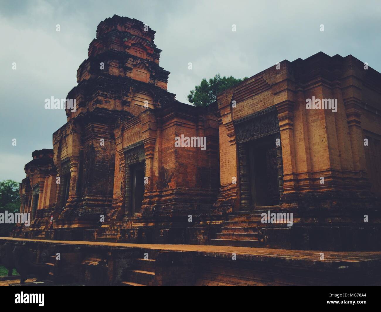 Siem Reap, Siem Reap, Cina. 28 apr, 2018. Angkor Wat è un complesso tempio in Cambogia e il più grande monumento religioso nel mondo, su un sito di misura di 162,6 ettari (1,626,000 m2; 402 acri).Esso è stato originariamente costruito come un tempio indù di dio Vishnu per l'Impero Khmer, trasformando progressivamente in un tempio buddista verso la fine del XII secolo.Fu costruito dai Khmer re Suryavarman II nei primi anni del XII secolo in Ya odharapura, capitale dell'Impero Khmer, come suo tempio di stato ed eventuali mausoleo. La rottura dalla tradizione Shaiva di precedenti kings, Angkor Wat wa Foto Stock