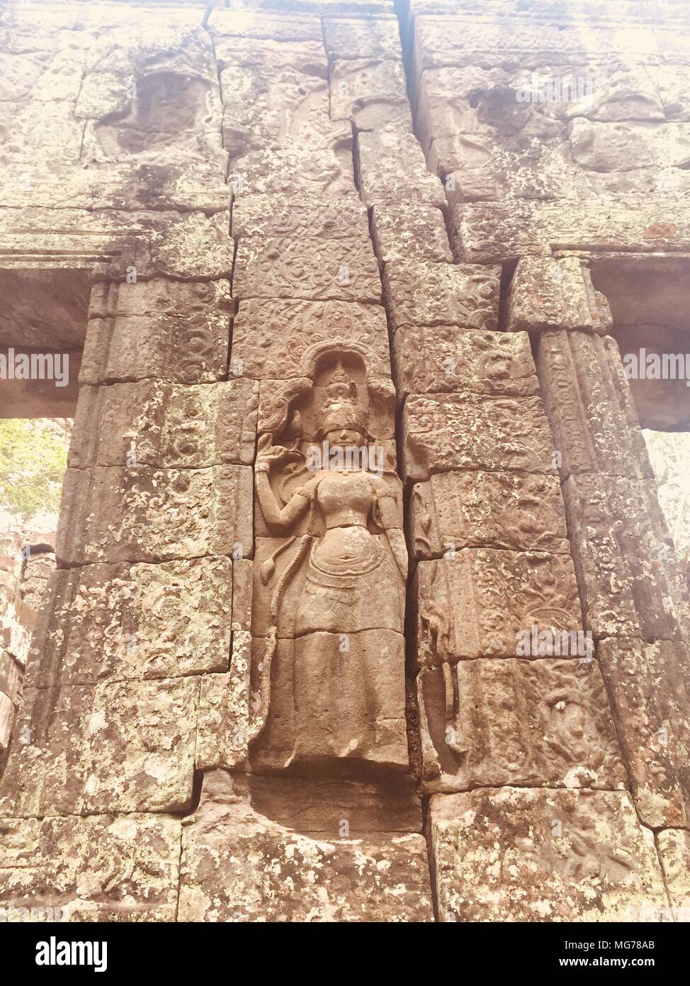 Siem Reap, Siem Reap, Cina. 28 apr, 2018. Angkor Wat è un complesso tempio in Cambogia e il più grande monumento religioso nel mondo, su un sito di misura di 162,6 ettari (1,626,000 m2; 402 acri).Esso è stato originariamente costruito come un tempio indù di dio Vishnu per l'Impero Khmer, trasformando progressivamente in un tempio buddista verso la fine del XII secolo.Fu costruito dai Khmer re Suryavarman II nei primi anni del XII secolo in Ya odharapura, capitale dell'Impero Khmer, come suo tempio di stato ed eventuali mausoleo. La rottura dalla tradizione Shaiva di precedenti kings, Angkor Wat wa Foto Stock