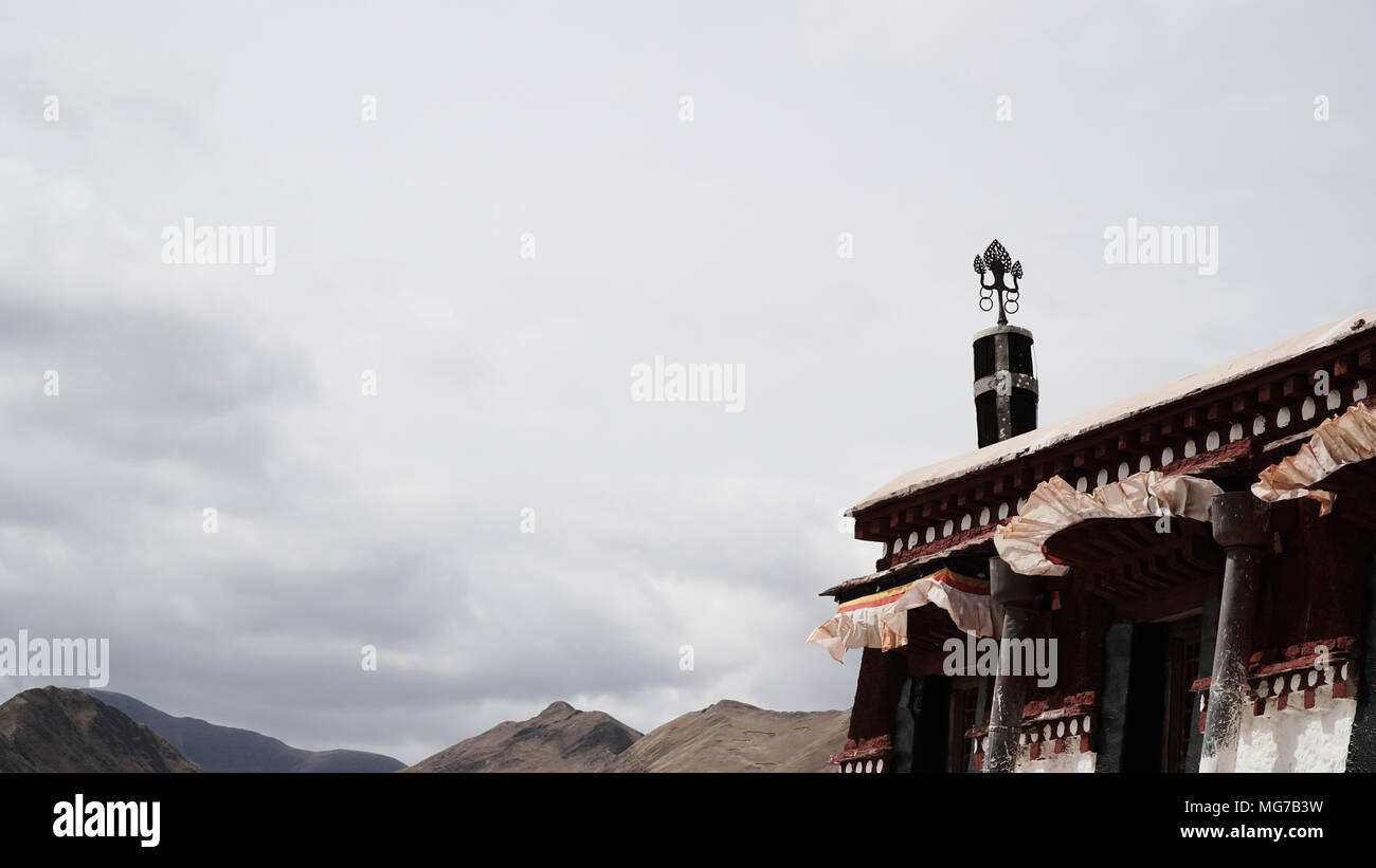 Statua di ottone sul tetto del tempio a cielo sereno Foto Stock