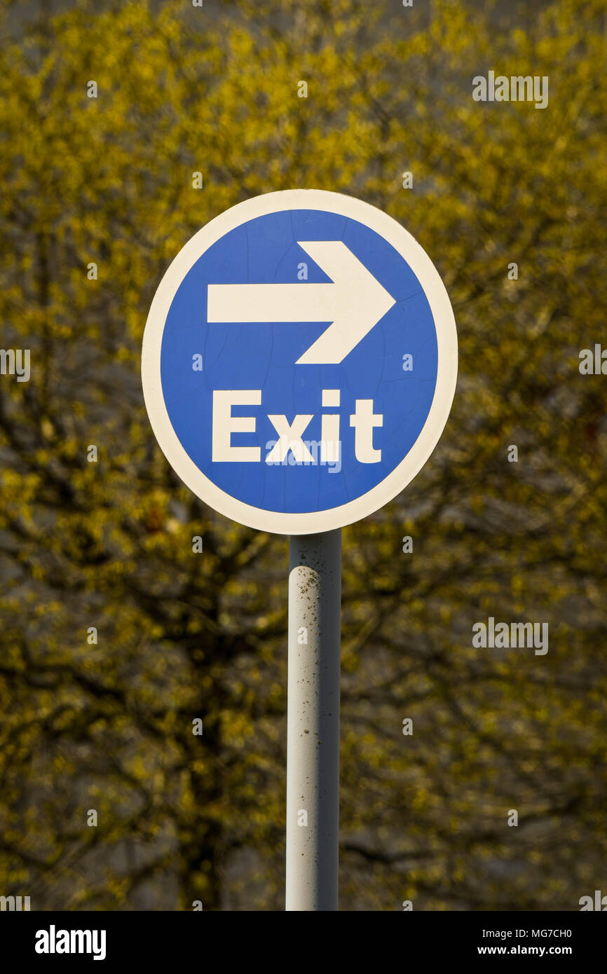 Vista ravvicinata di un segno in un parcheggio showimg la via di uscita Foto Stock