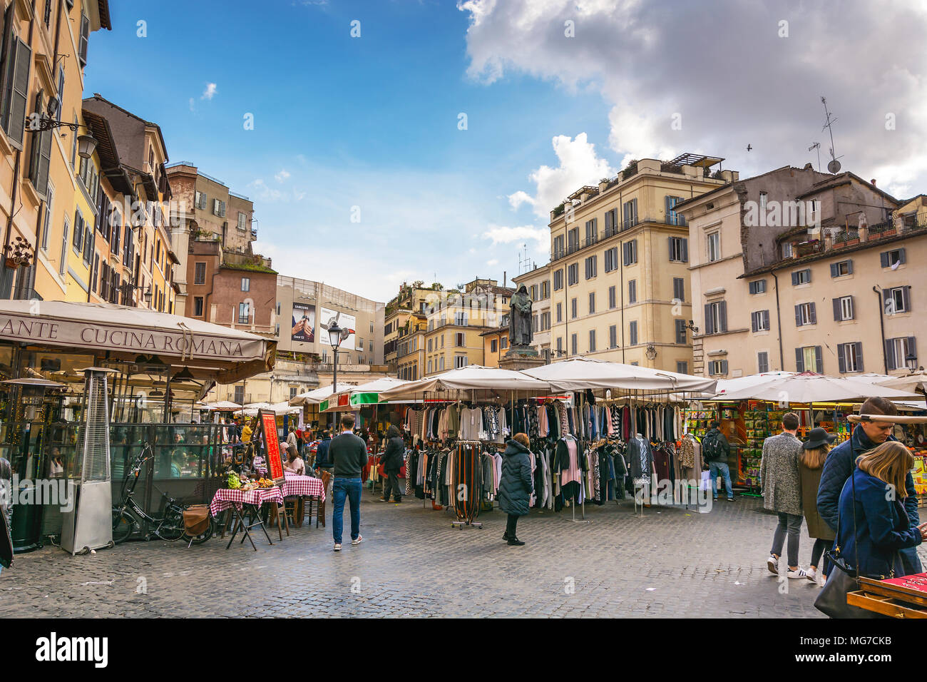 Roma, Italia, Febbraio 2017: : mercato con persone non identificate sul Campo de' Fiori a Roma.1869 il mercato dei fiori della famosa Piazza Navona era rel Foto Stock