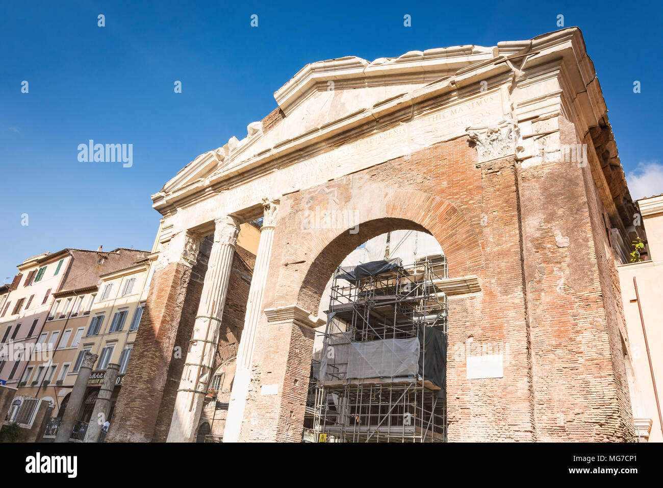 Roma, Italia, Febbraio 2017: vista frontale del Portico d'Ottavia. Antica Struttura. Il colonnato passeggiate del portico chiuso i templi di Giove Foto Stock