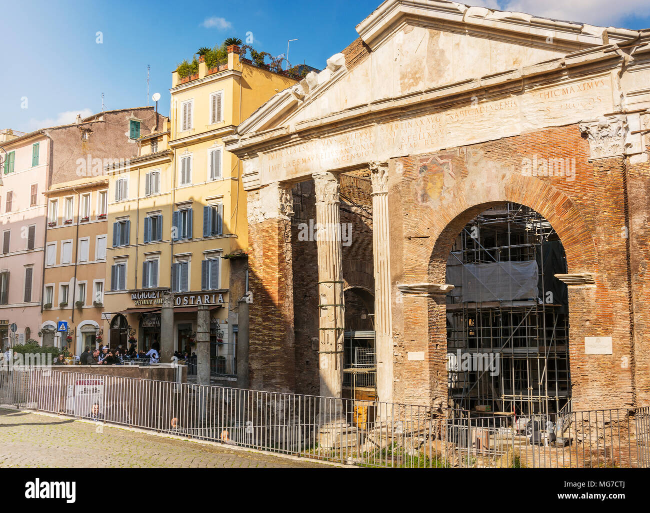 Roma, Italia, Febbraio 2017: vista frontale del Portico d'Ottavia. Antica Struttura. Il colonnato passeggiate del portico chiuso i templi di Giove Foto Stock