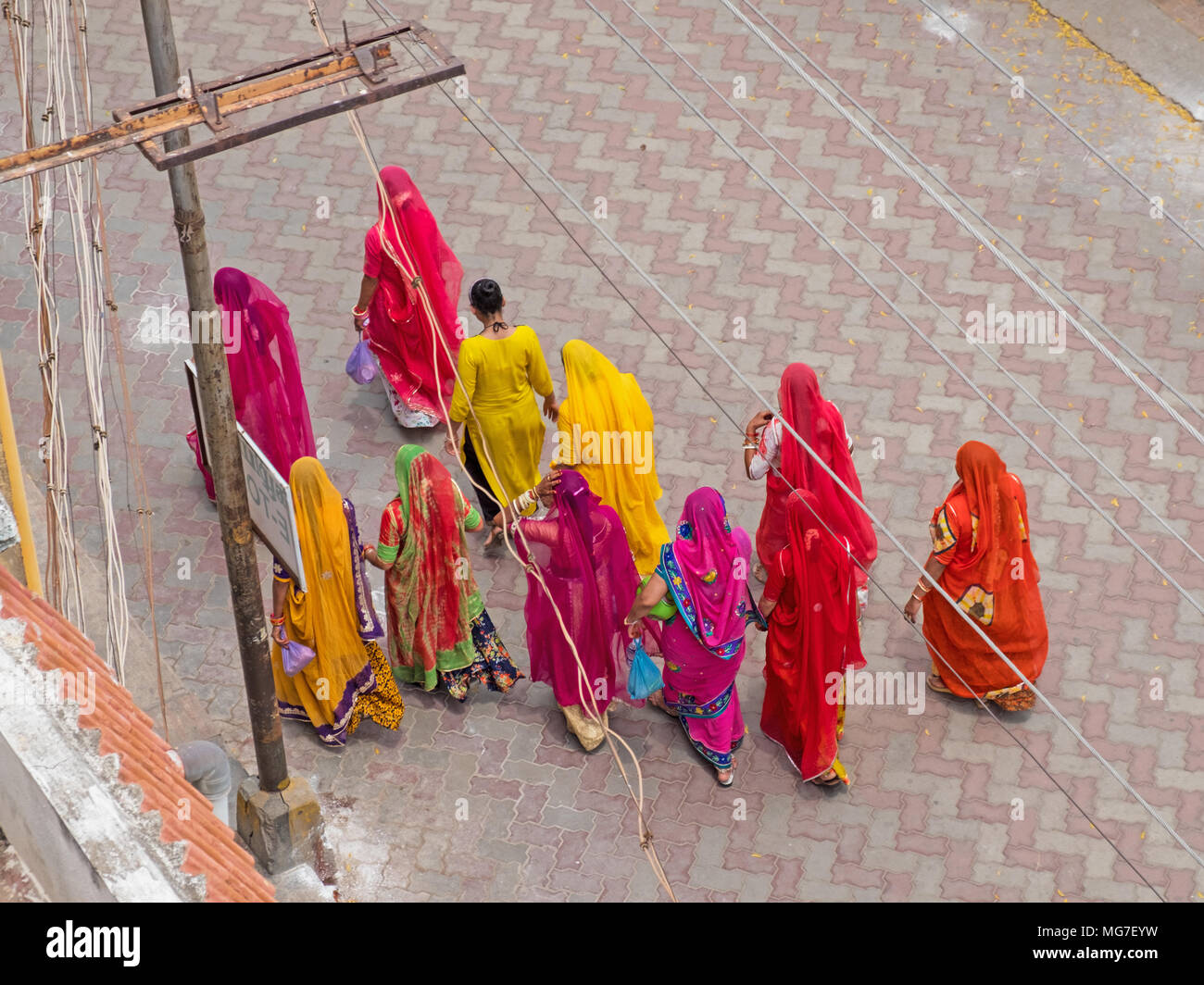 Un gruppo di pellegrini Indù visitando il Tempio di Madurai, complesso a Madurai in Tamil Nadu, India Foto Stock
