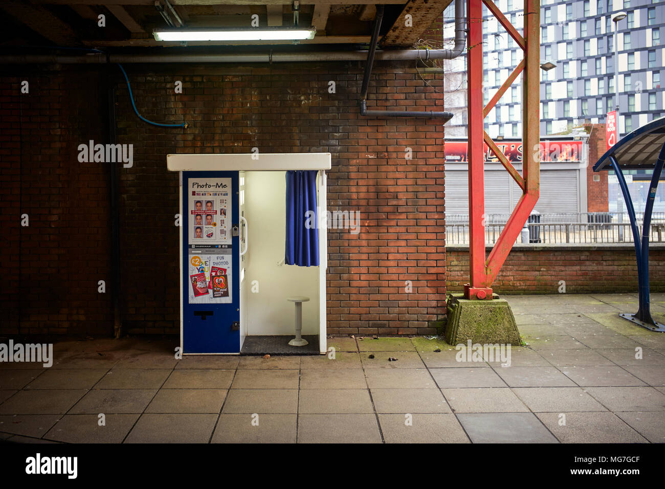 Stand Photo-Me sotto un ponte ferroviario a Portsmouth e Southsea station Foto Stock