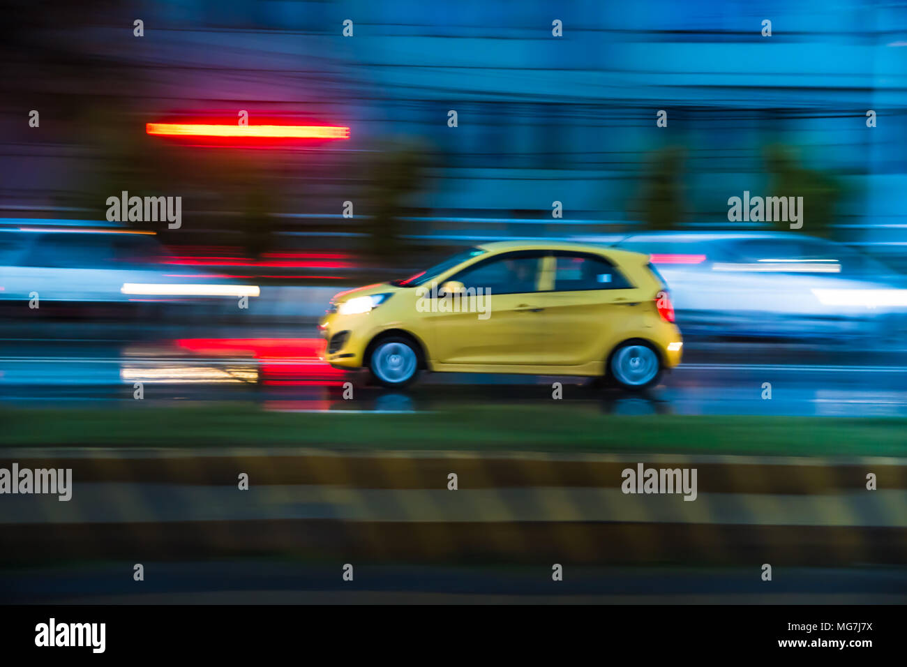 Strada di notte giallo auto / velocità di taxi Foto Stock