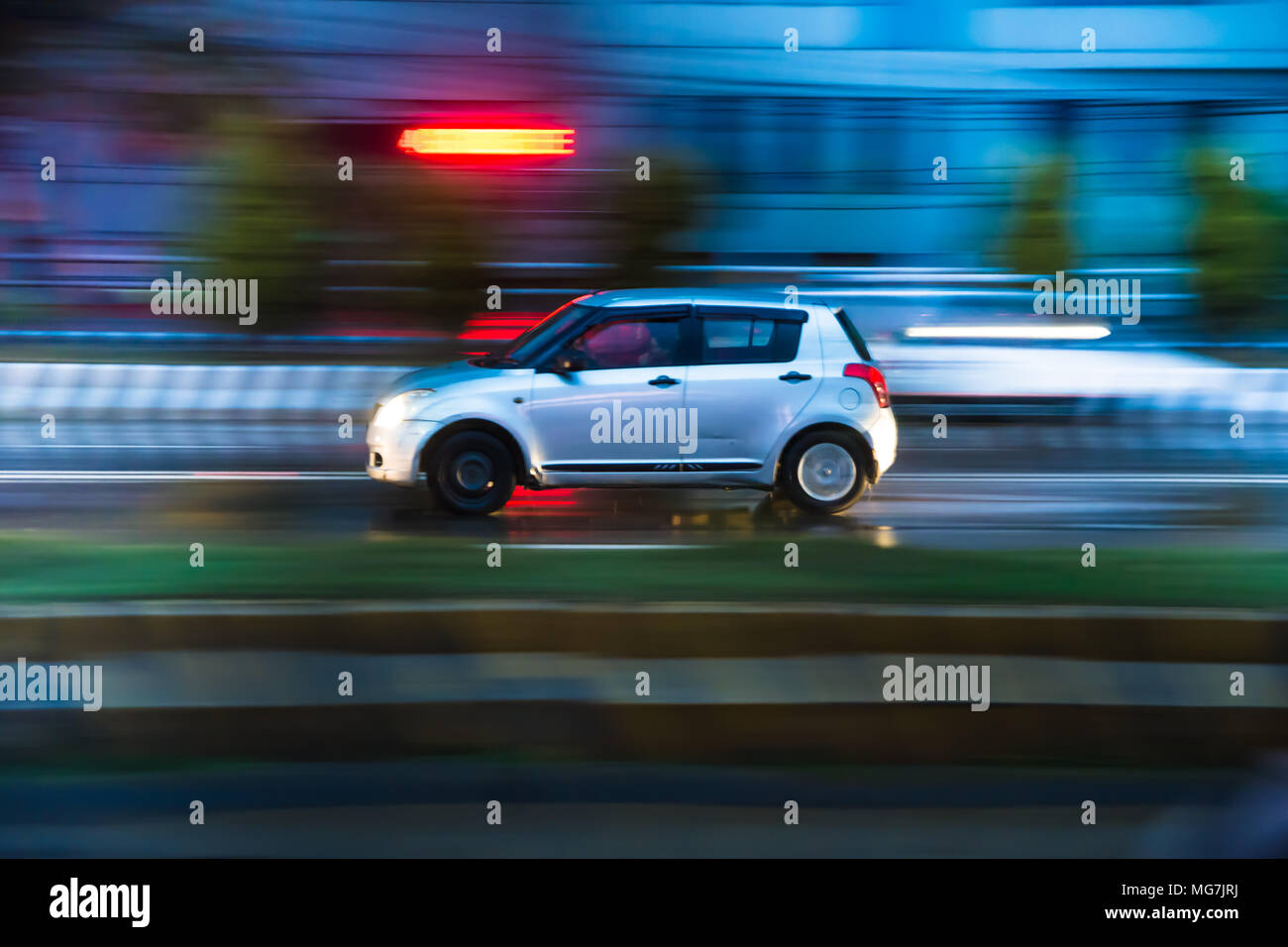 Strada di notte bianco velocità auto / taxi Foto Stock