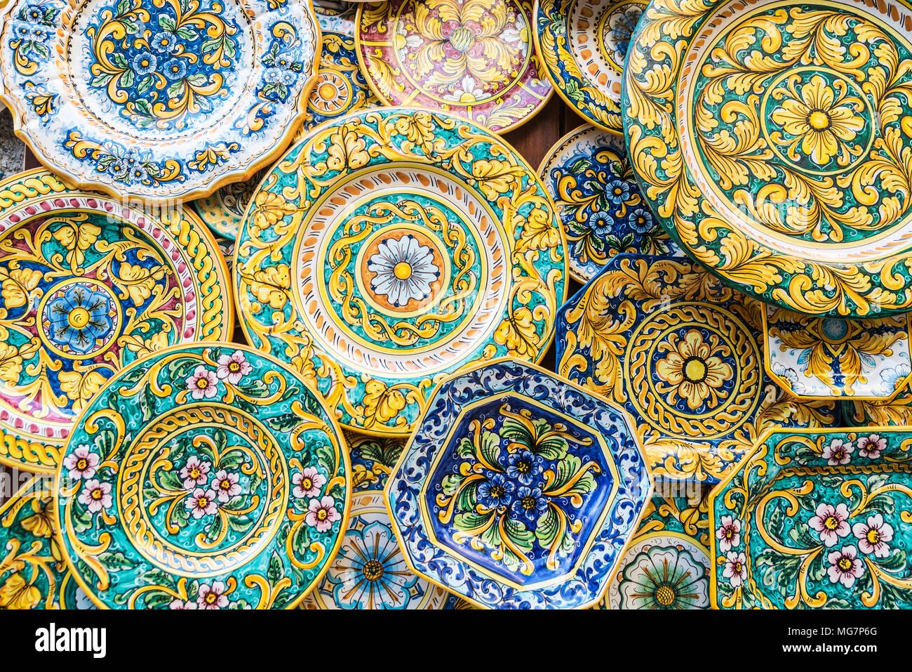 Erice, Italia - 11 agosto 2017: negozio di souvenir con tipici prodotti ceramici di stile siciliano nel centro storico del villaggio storico di Erice in Sici Foto Stock