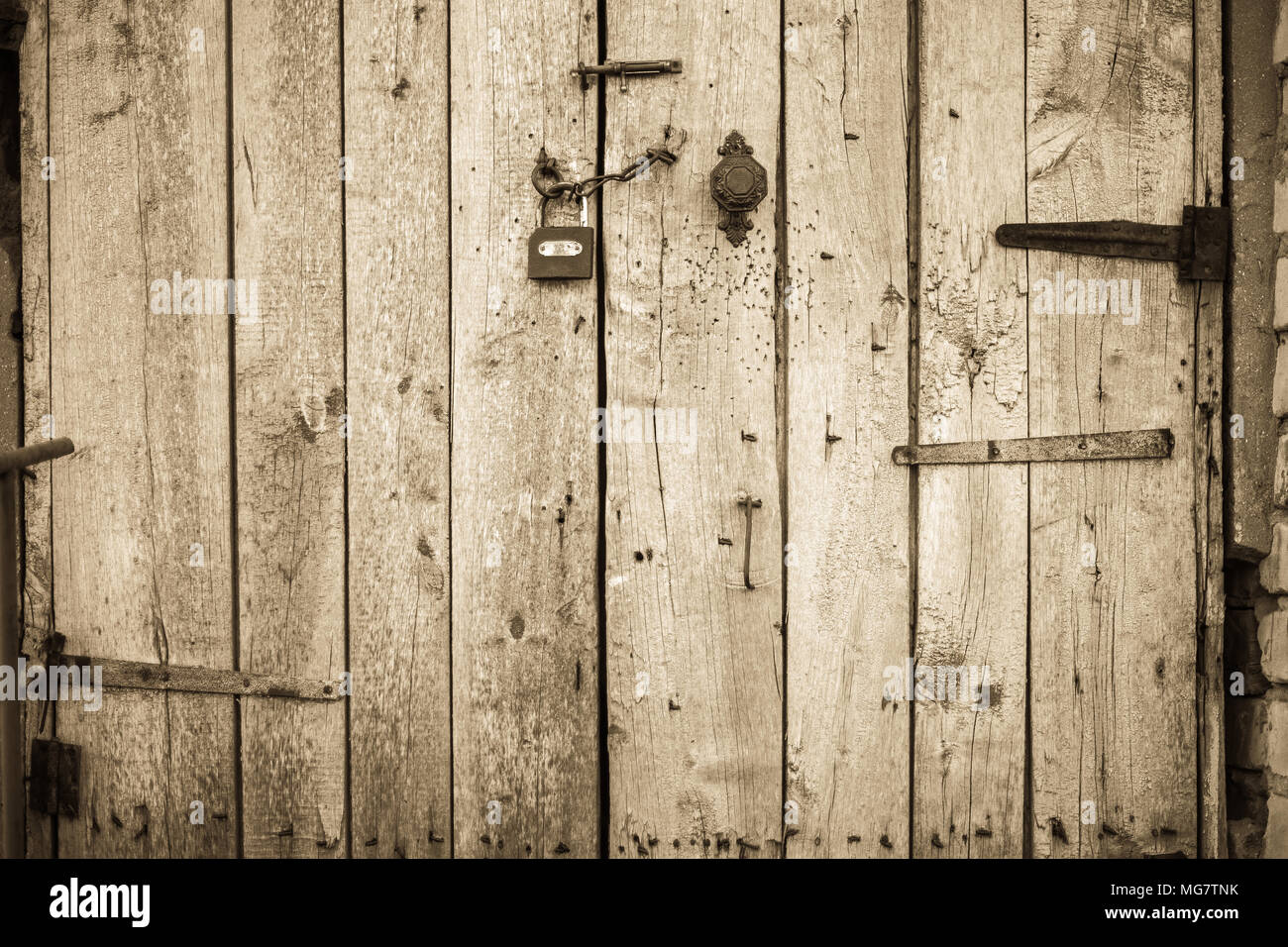 In legno antico porta rurale. Close-up. Bw. Foto Stock