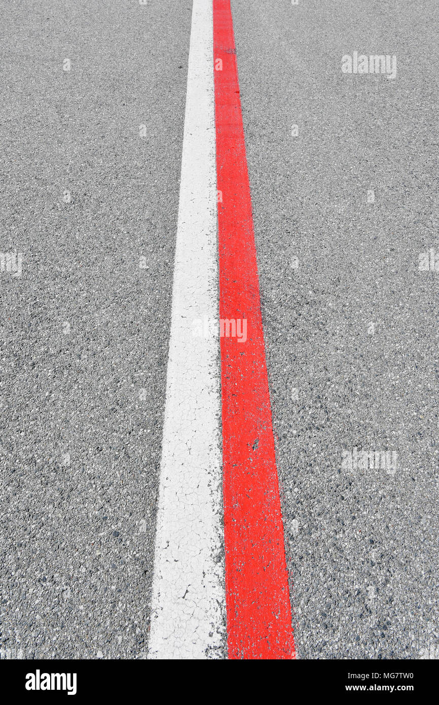 Linea, le linee, rosso, bianco, contrassegnare la segnaletica stradale, limite di carreggiata, posizione, rampa, aeromobili, aereo, aereo, aeroporto di Monaco di Baviera, MUC, Germania, Foto Stock