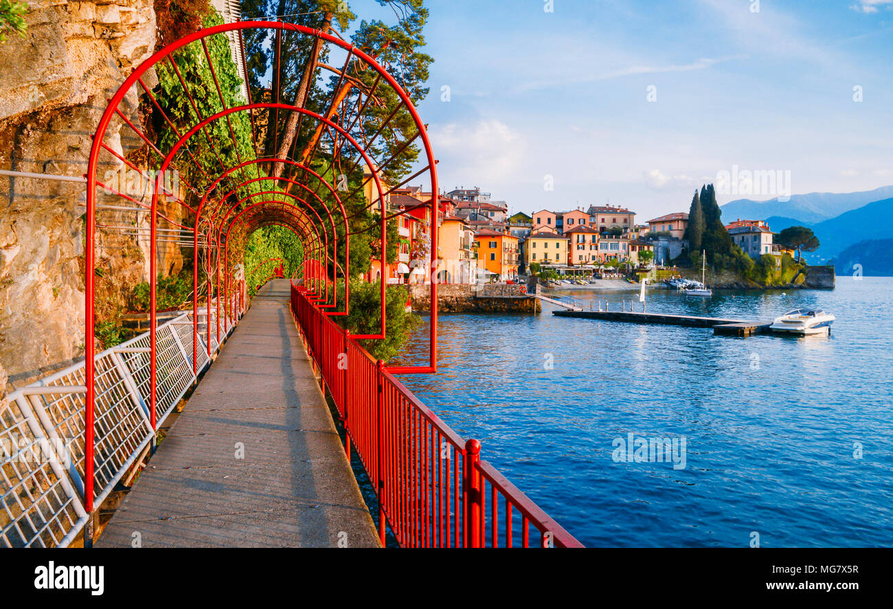Red garden arco sulla costa che conduce verso la bella e storica città di Varenna sul bordo del lago di Como nel nord della Regione Lombardia Foto Stock