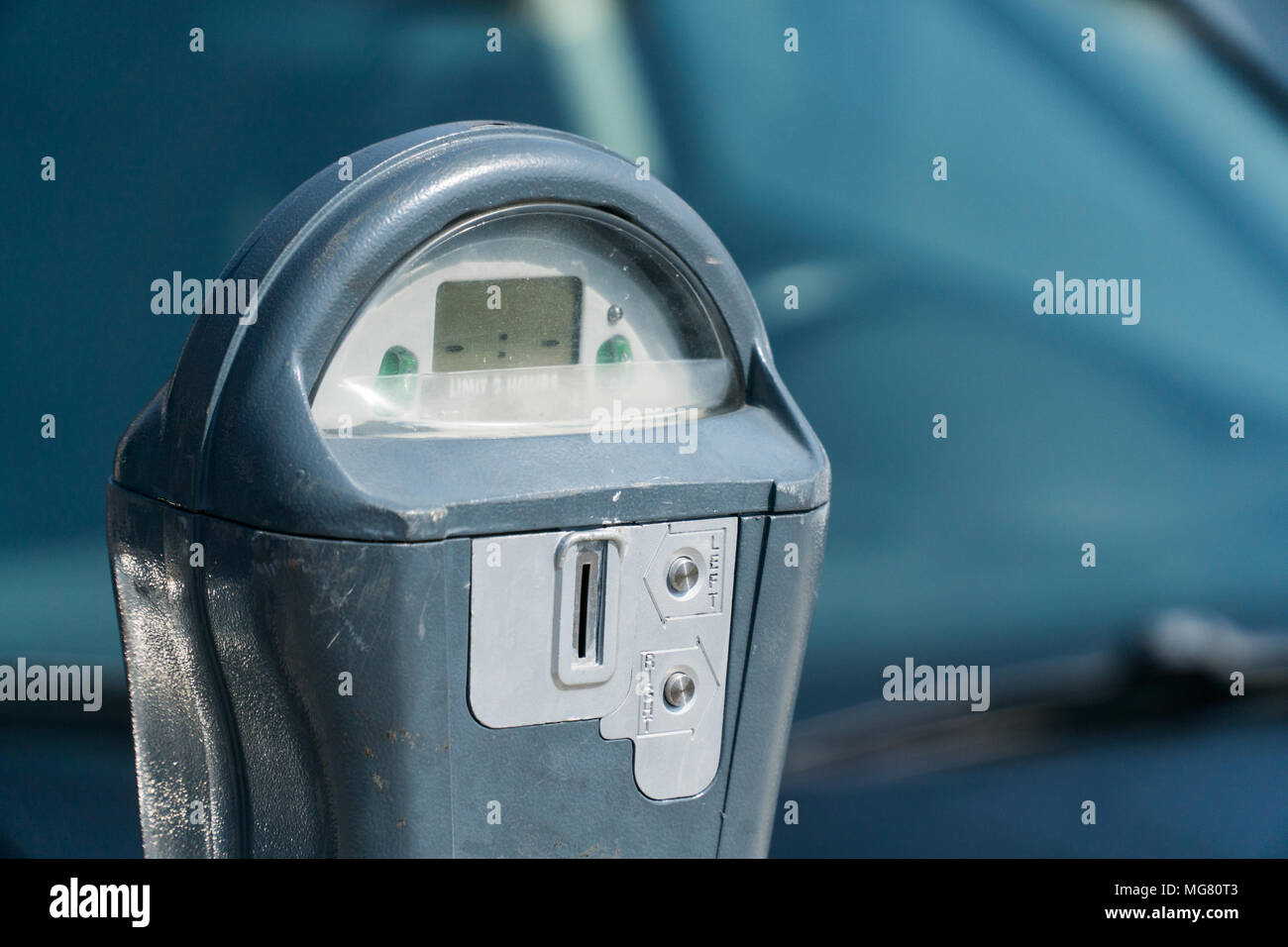 Generico di pagare il parcheggio metro lungo una strada di città. Inserire monete per acquistare il momento di lasciare il veicolo nel lotto o spazio Foto Stock