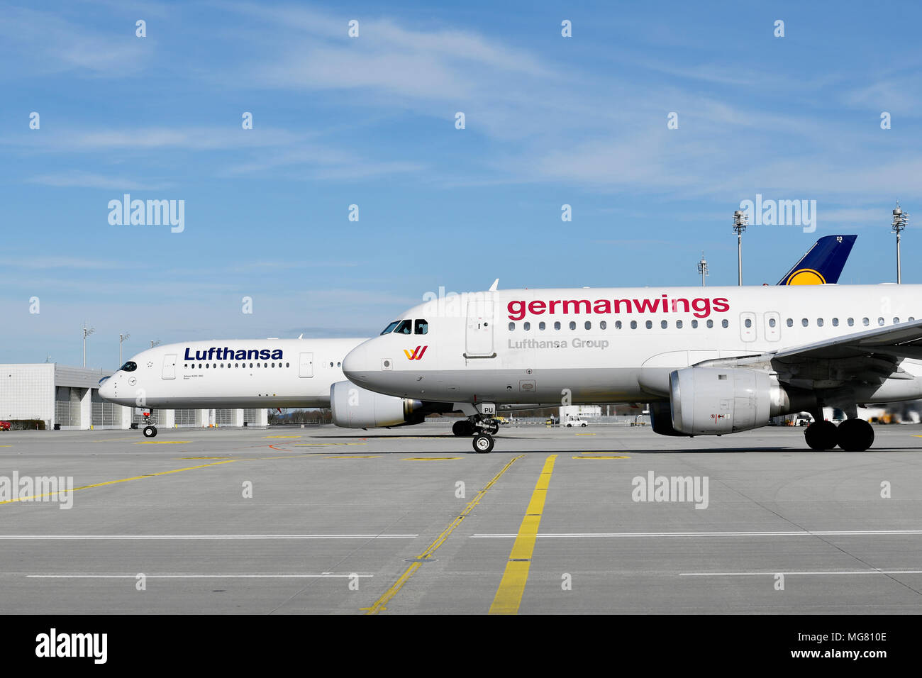 Germanwings, A320-200, un 320, Lufthansa, A350-900, un 350, fianco a fianco, roll out, concorrenza, aeromobili, aereo, aereo, aeroporto di Monaco di Baviera, MUC, Germania Foto Stock