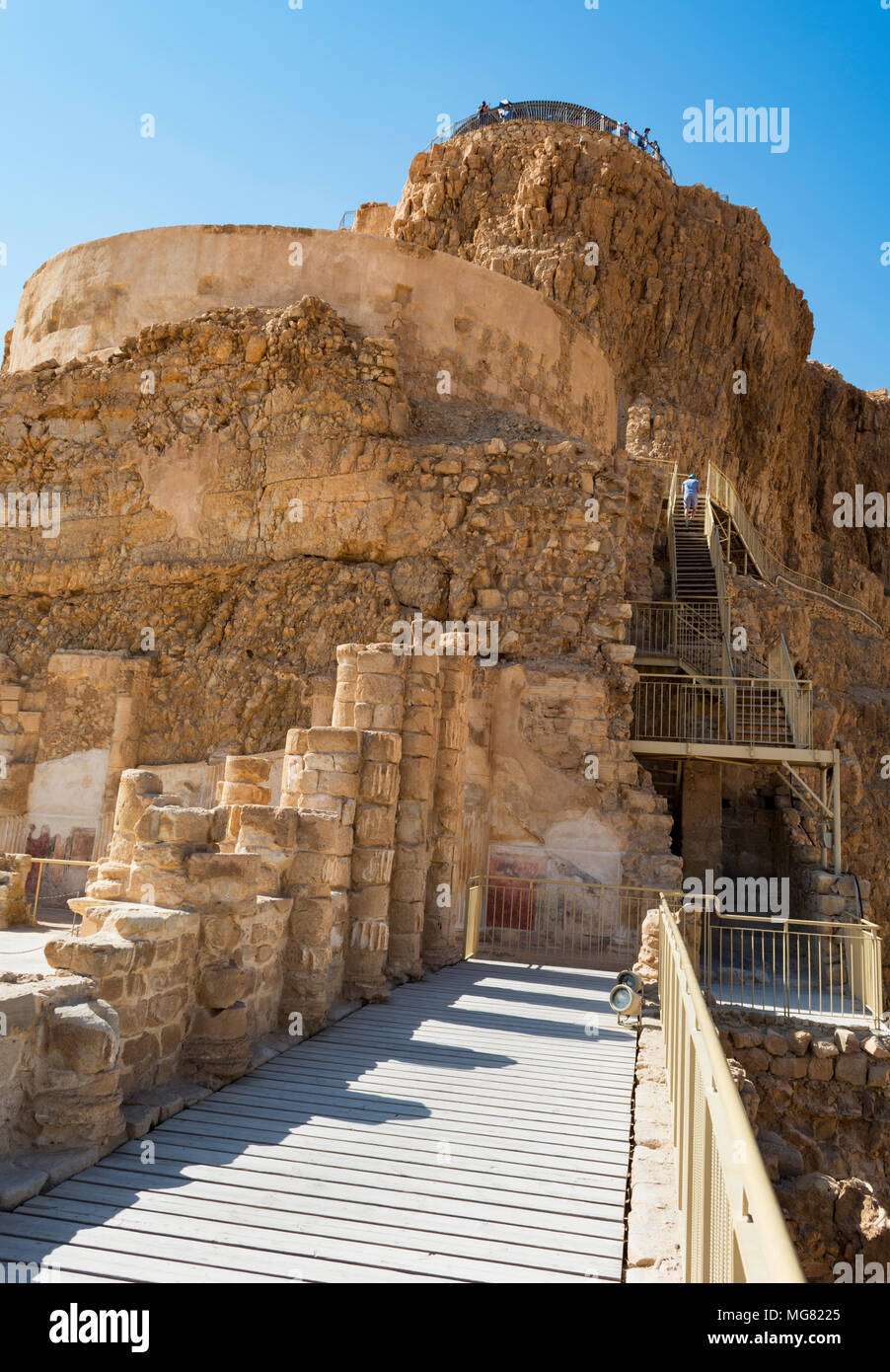 Tutti e tre i livelli del Palazzo di nord a Masada in Israele sono mostrati dal livello più basso lungo la scalinata Foto Stock