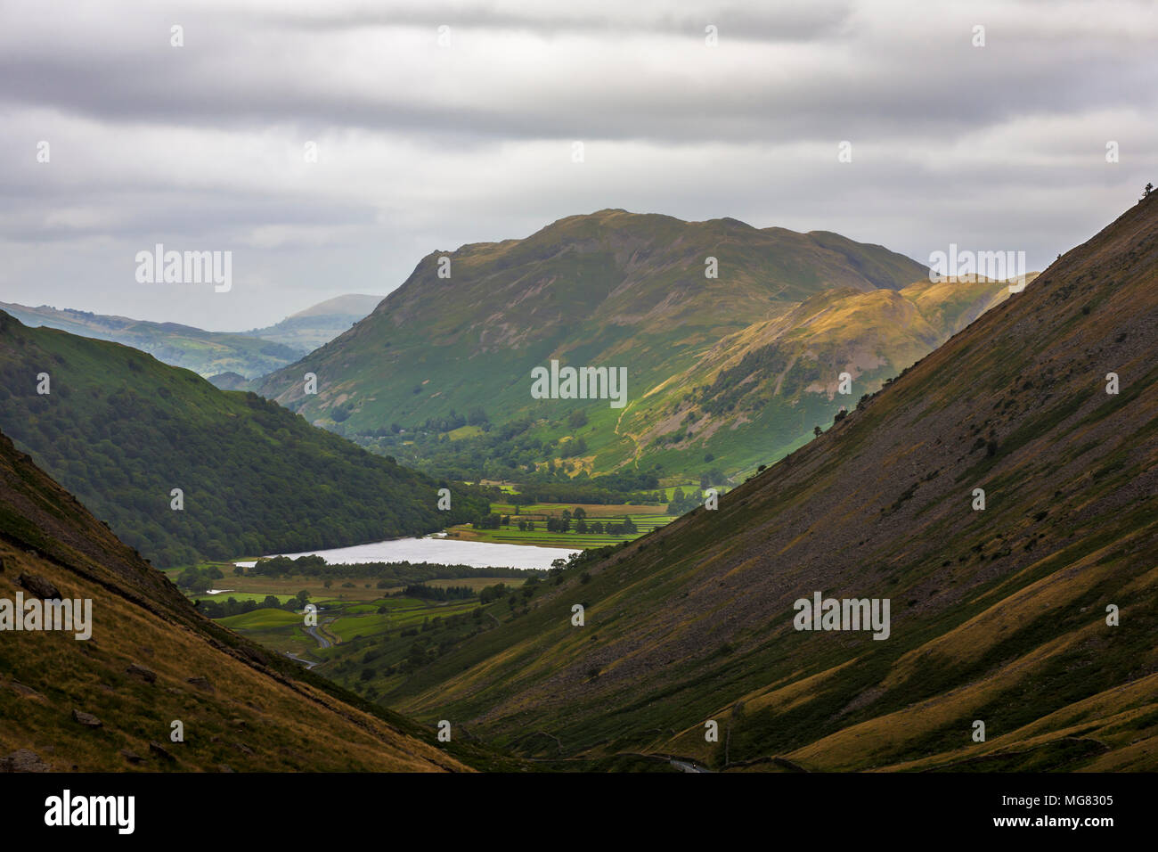 Guardando verso il basso la Kirkstone Pass ai fratelli acqua, Angletarn Lucci e Patterdale, Lake District, Cumbria, England, Regno Unito Foto Stock