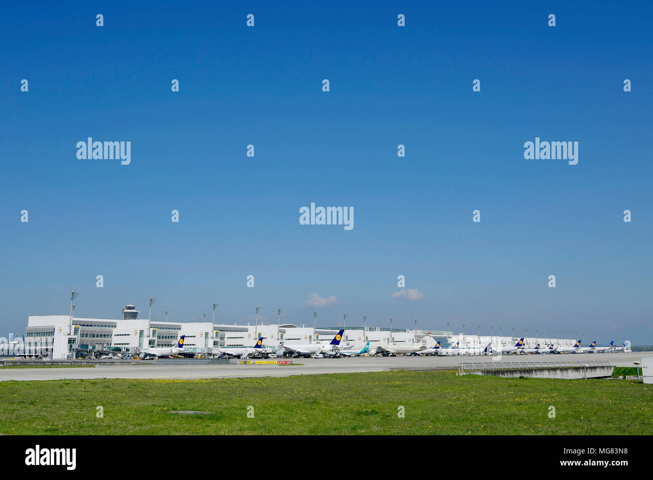 Il terminale 2, Tower Line Up, panoramica, vista Panorama, aeromobili, aereo, aereo, aeroporto di Monaco di Baviera, MUC, Germania, Foto Stock
