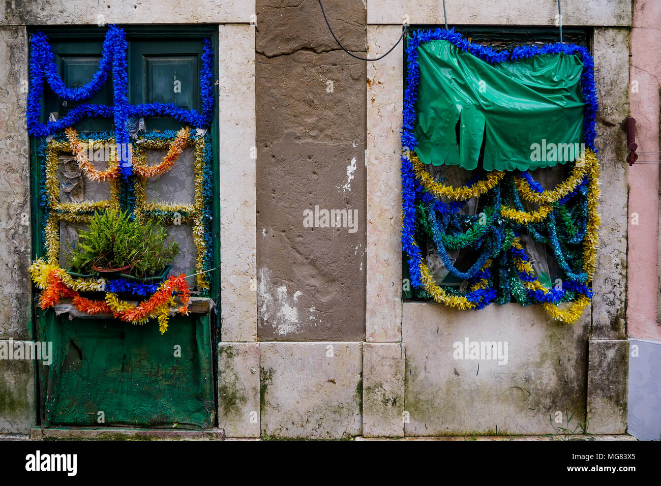 Decorate porta e finestra, Mouraria district, Lisbona, Portogallo Foto Stock