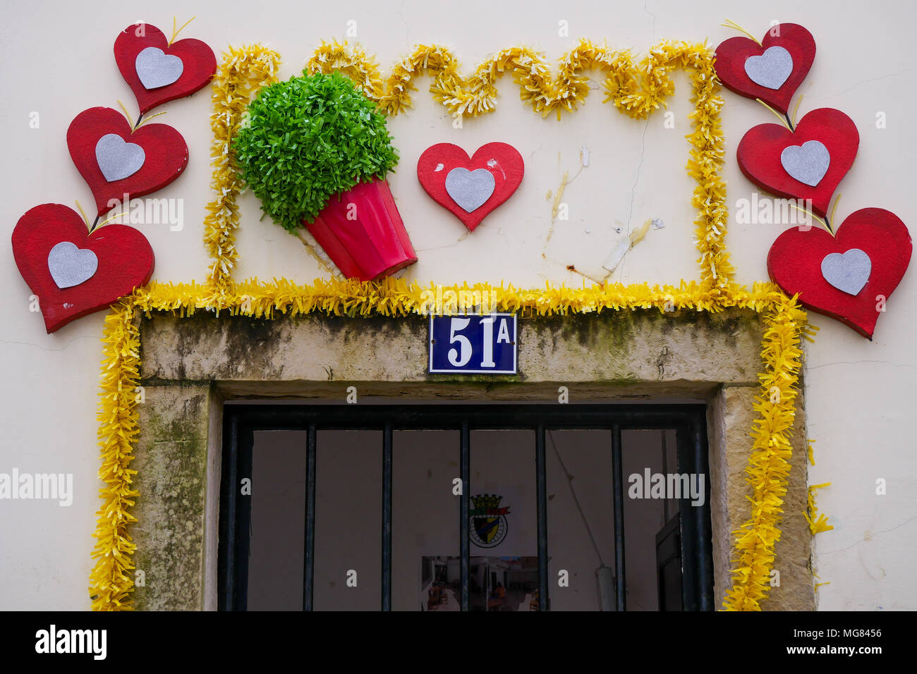 Scuola decorata gate, Mouraria district, Lisbona, Portogallo Foto Stock