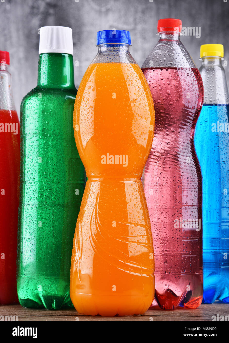 Le bottiglie di plastica di un assortimento di bevande analcoliche gassate in una varietà di colori Foto Stock