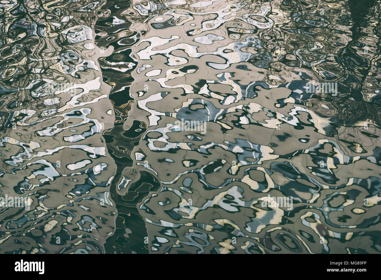 Abstract riflessioni nel fiume Spree Foto Stock