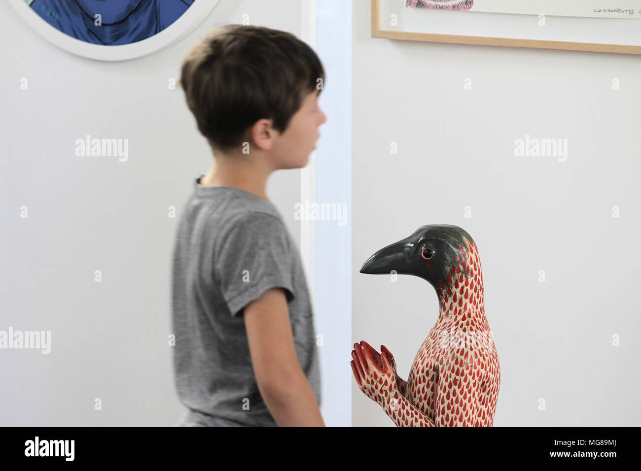 Ragazzo e uomo uccello scultura Foto stock - Alamy