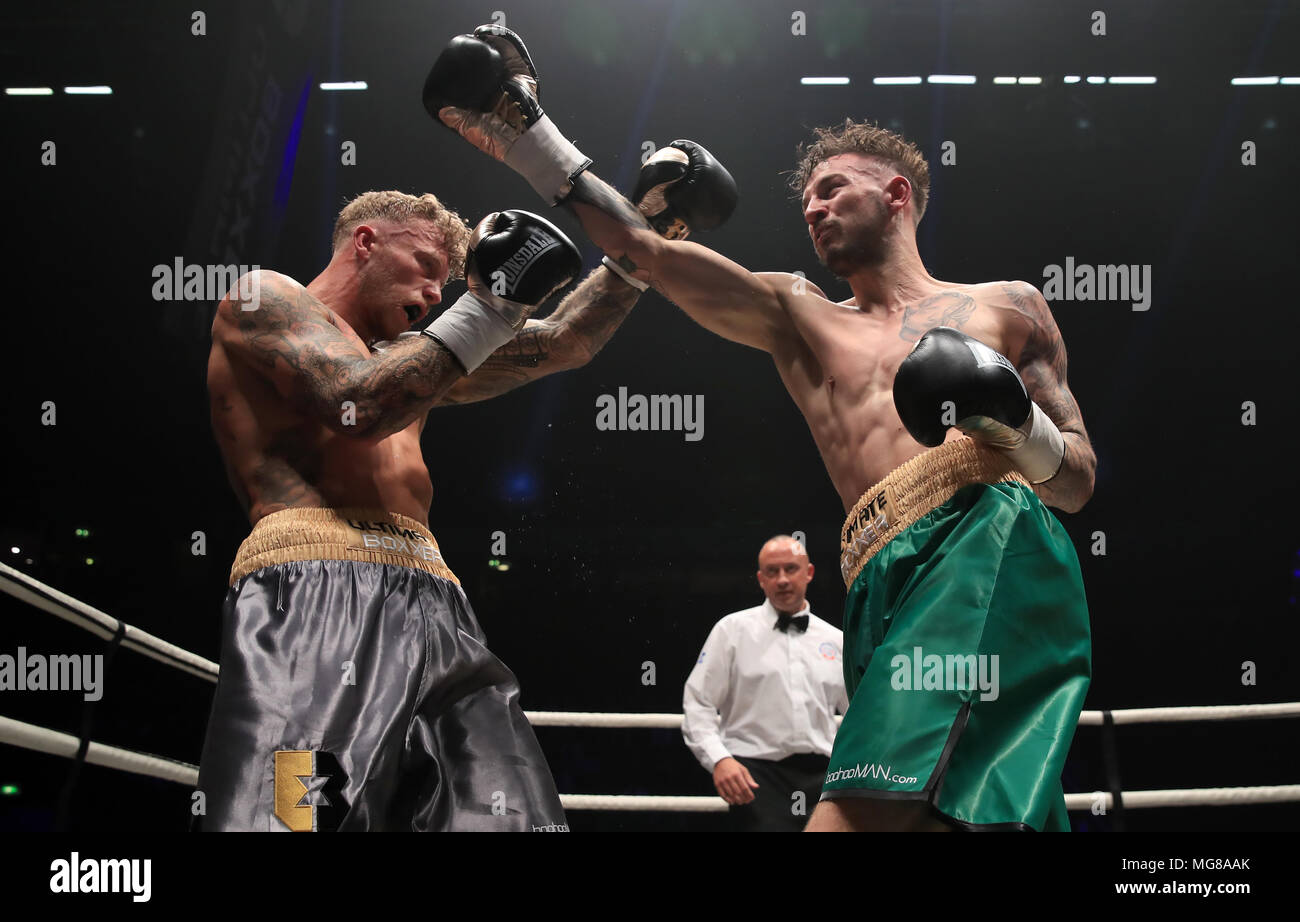 Tom giovani (sinistra) e Ben Eland competere in Quarter-Final 3 della Ultimate Boxxer concorrenza a M.E.N. Arena di Manchester. Foto Stock