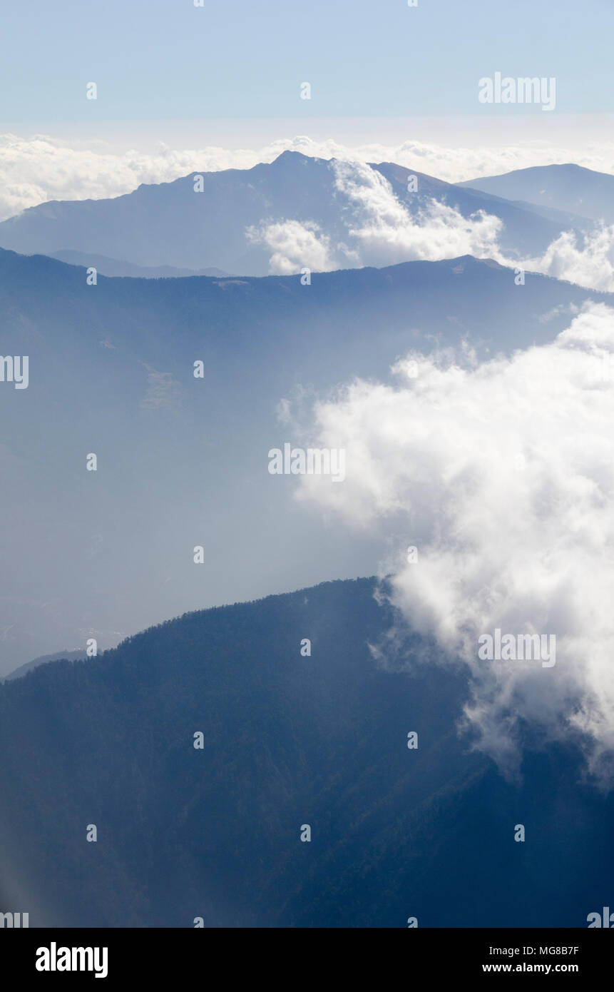 Misty Hills sull approccio all aeroporto di Paro, Paro, Bhutan Foto Stock