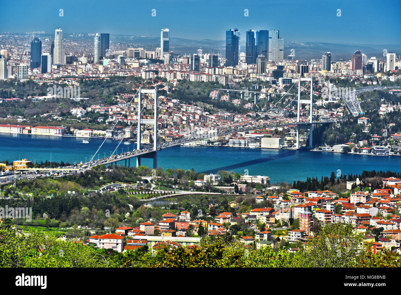 Vista panoramica di Istanbul con il ponte sul Bosforo oltre lo stretto del Bosforo. Foto Stock