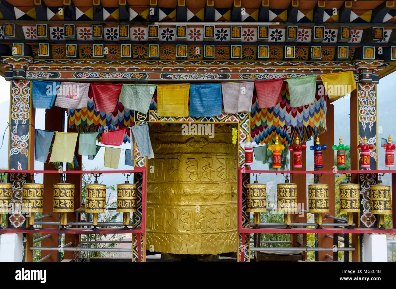 Ruote della preghiera e la preghiera bandiere, Punakha, Bhutan Foto Stock