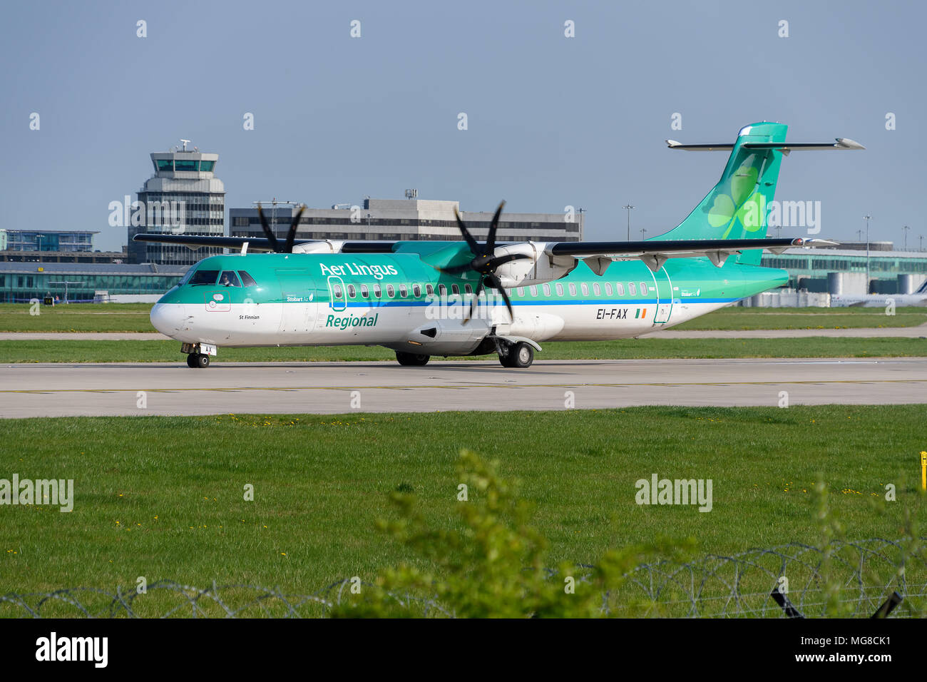 MANCHESTER, Regno Unito - 21 aprile 2018: Aer Lingus ATR 72-600 pronto alla partenza all'Aeroporto di Manchester Foto Stock