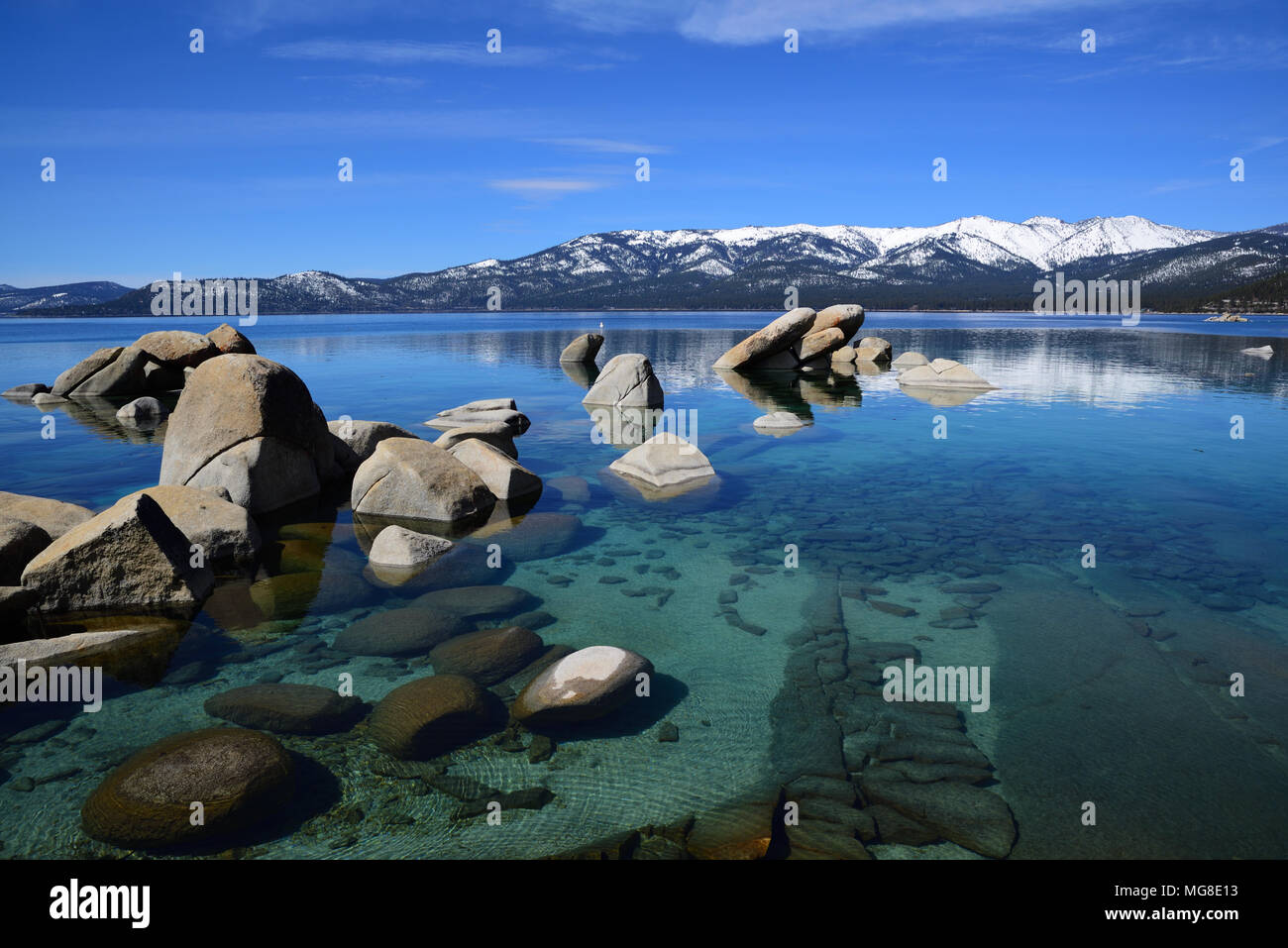 Le acque cristalline del Lago di Tahoe, CA, Stati Uniti d'America Foto Stock