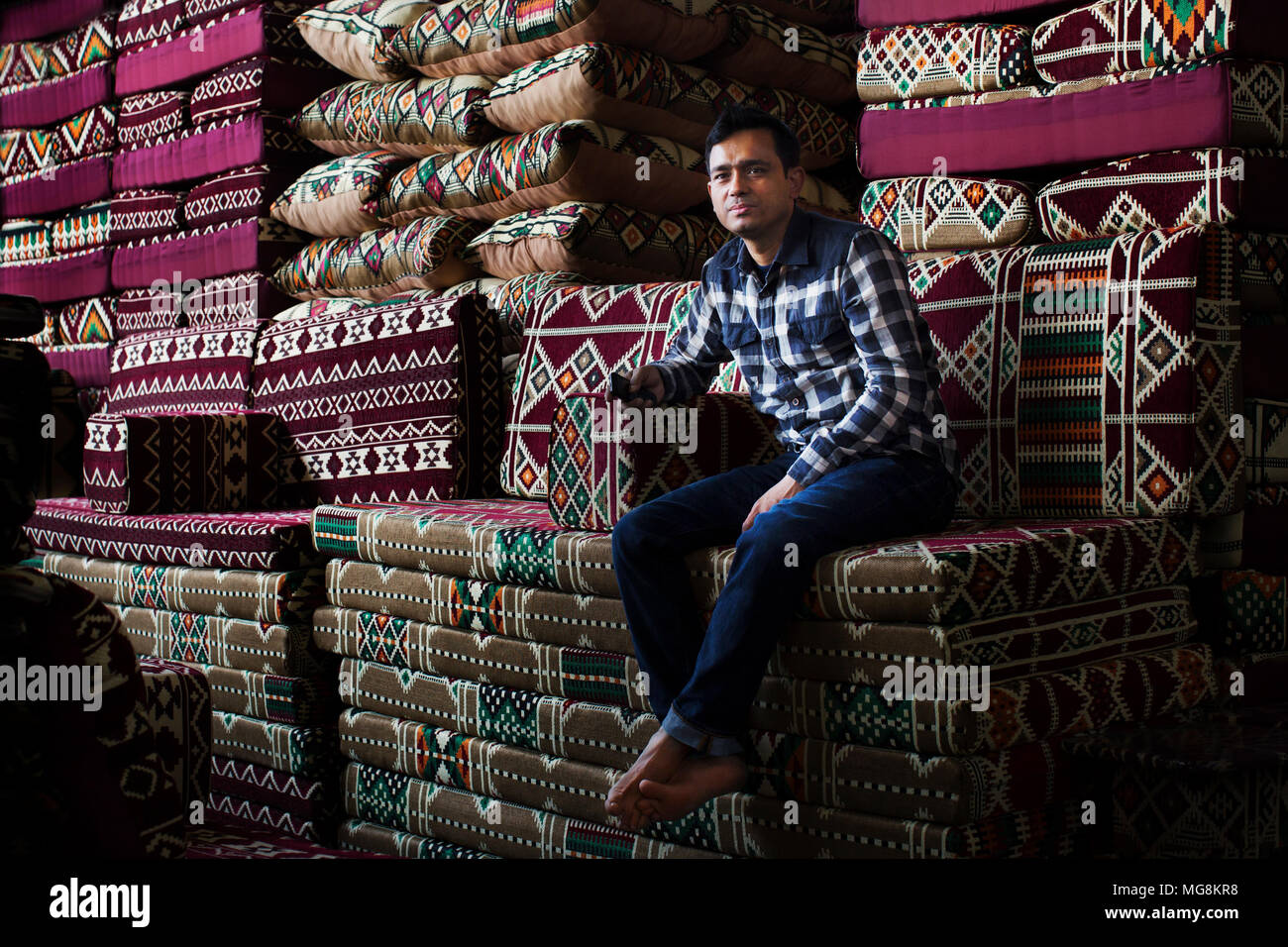 Un uomo di cuscini di vendita in un mercato di Kuwait Foto Stock