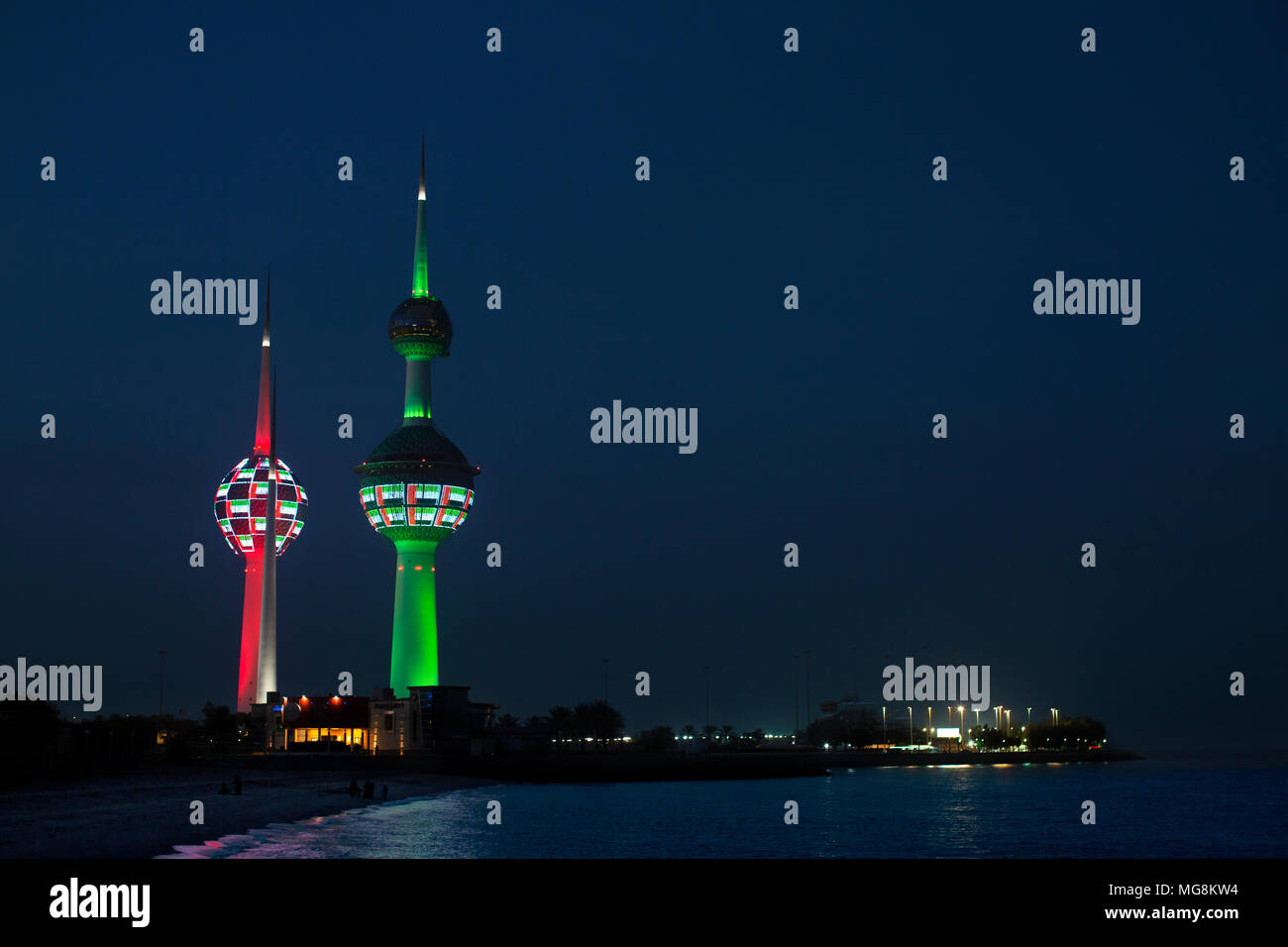 Kuwait Towers illuminata di notte con i colori del Kuwait. Kuwait City, Kuwait Foto Stock
