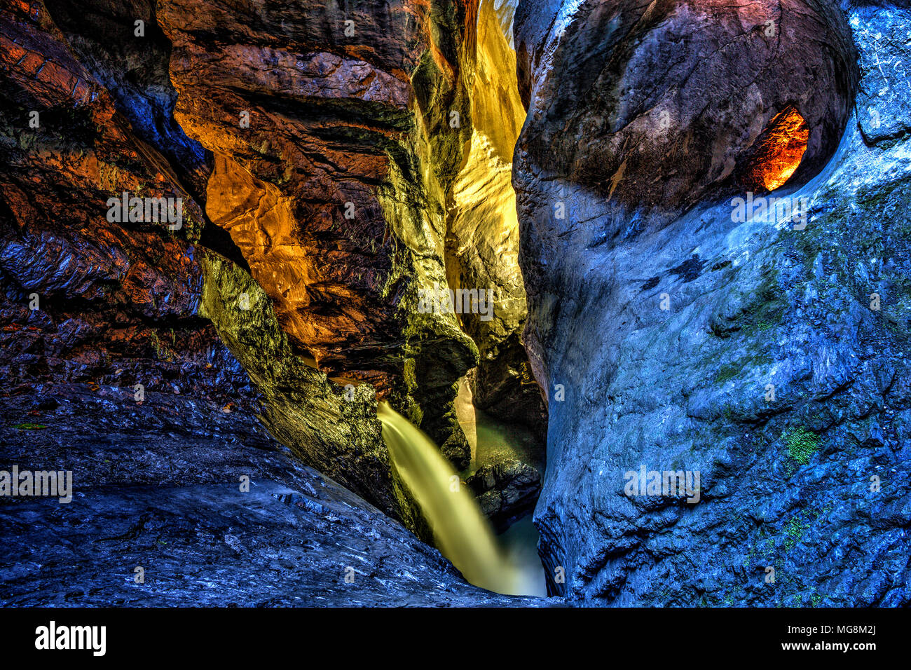 Trümmelbach Falls, Trümmelbachfälle, cascata sotterranea - Svizzera. Unterirdischer Wasserfall - Schweiz. Foto Stock