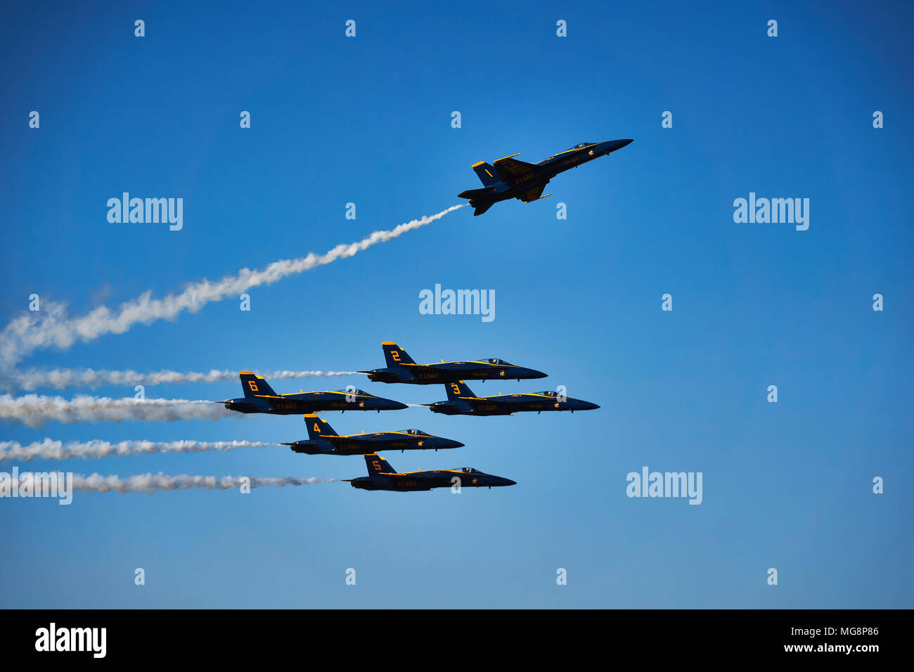 L'acrobazia eseguita da parte del governo degli STATI UNITI Navy Blue Angels Foto Stock