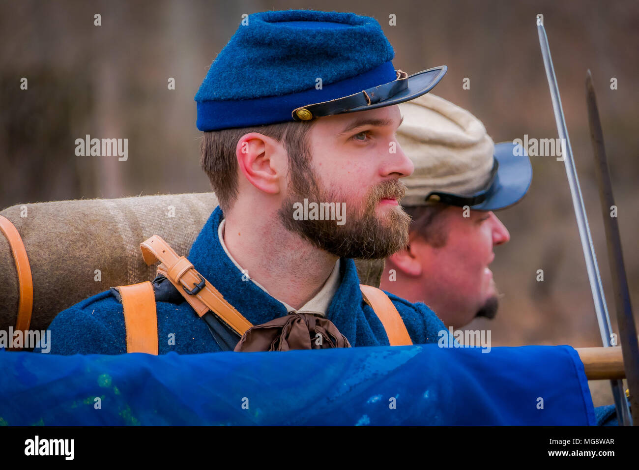 MOORPARK, CA, Stati Uniti d'America - 18 Aprile 2018: Ritratto di uomo con uniforme blu durante la guerra civile Rievocazione storica a Moorpark, CA è la più grande battaglia rievocazione storica a ovest del Mississippi Foto Stock