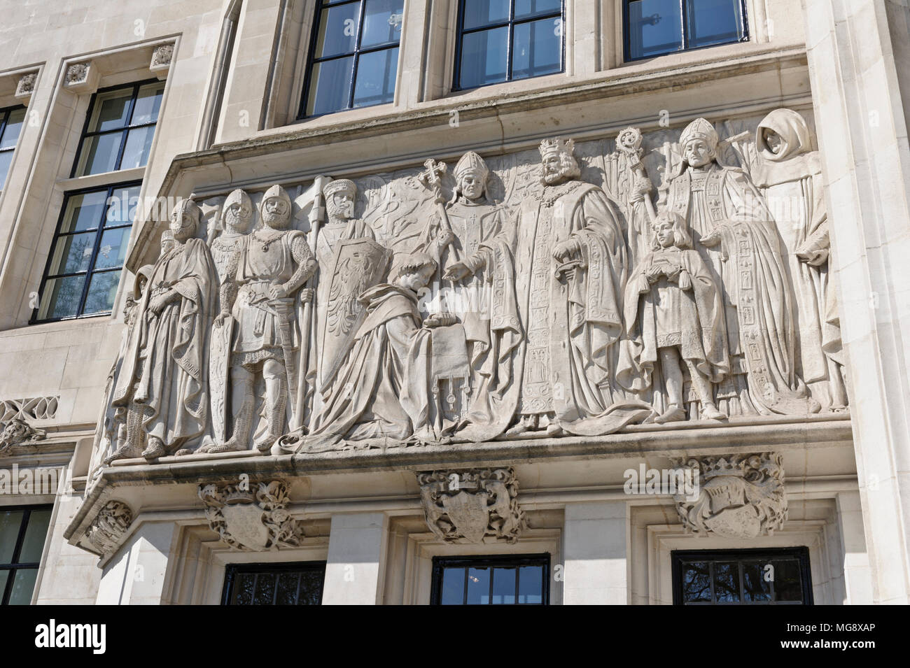 Sculture in pietra sul muro esterno della Corte Suprema di Londra, Inghilterra, Regno Unito Foto Stock