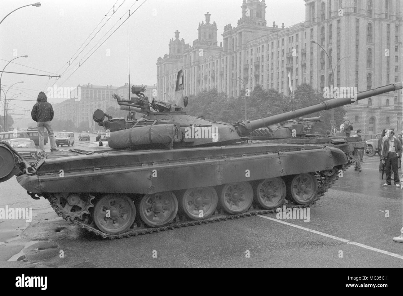 Mosca, URSS - Agosto 21, 1991: Serbatoio sulle barricate a Kutuzovskiy avenue durante i giorni del colpo di stato. Ucraina Albergo sullo sfondo. Foto Stock