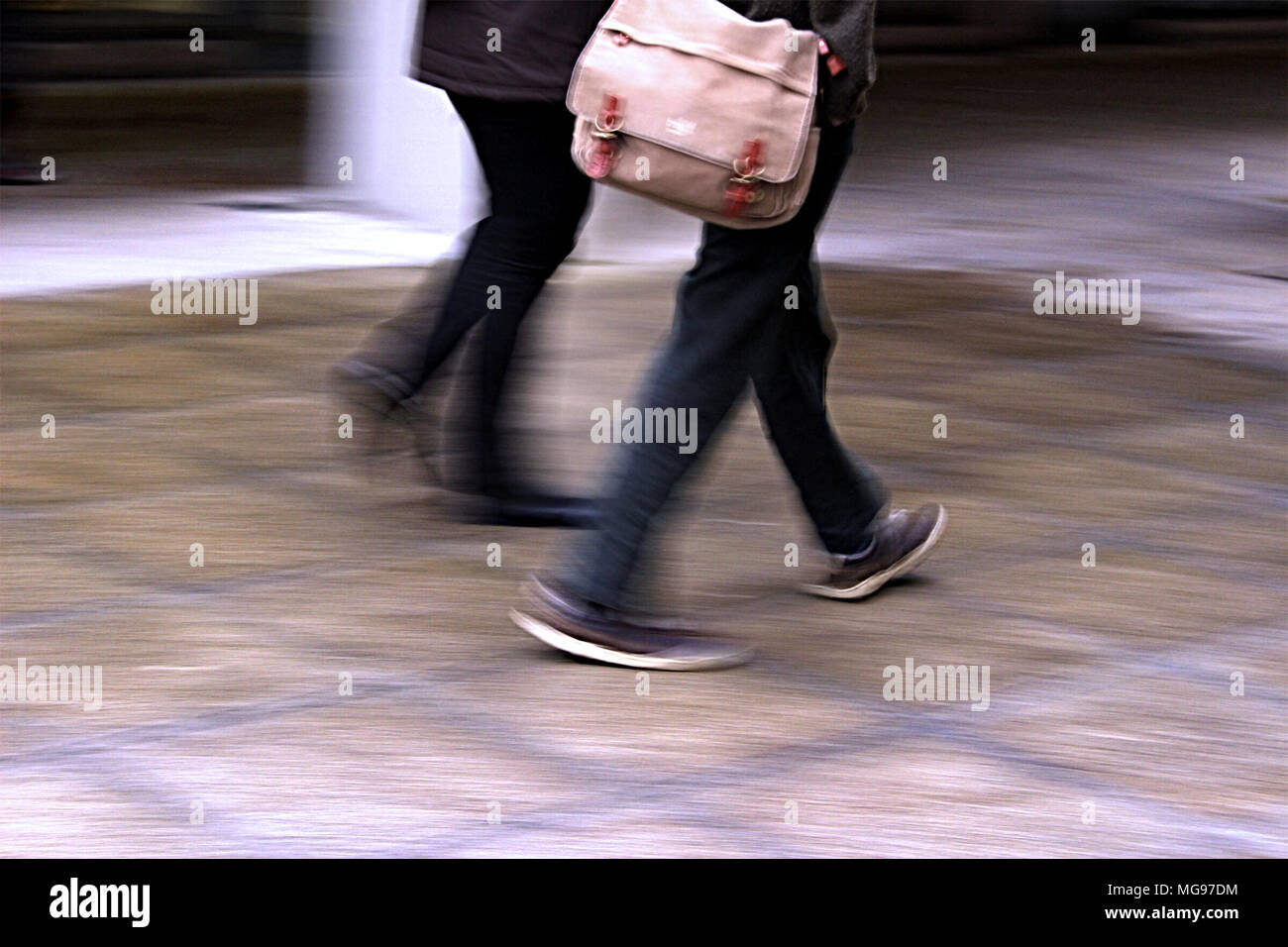 Gambe e piedi in movimento Foto Stock