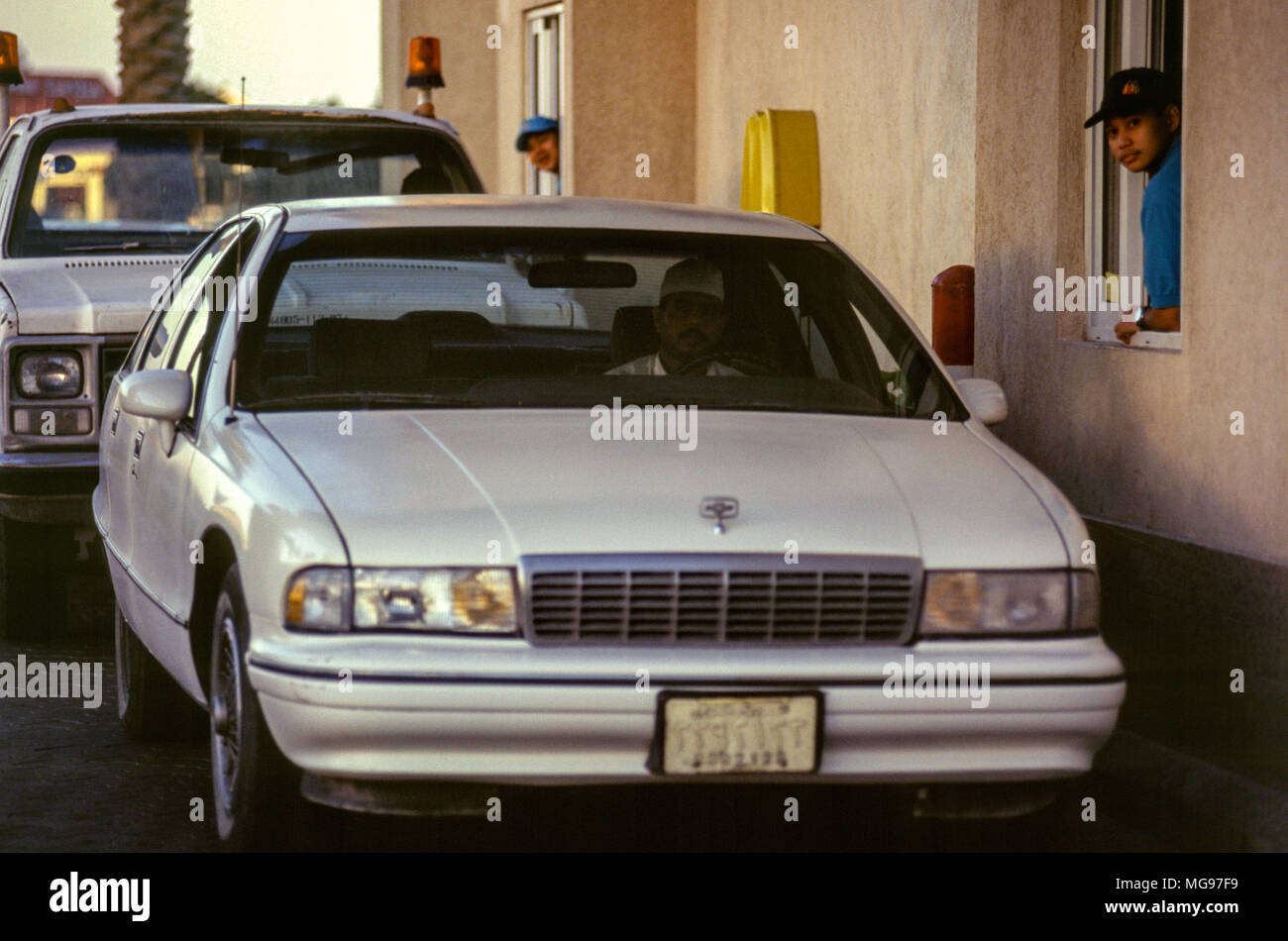 Anni Novanta il fast food drive-thru a Riyadh, Arabia Saudita Foto Stock