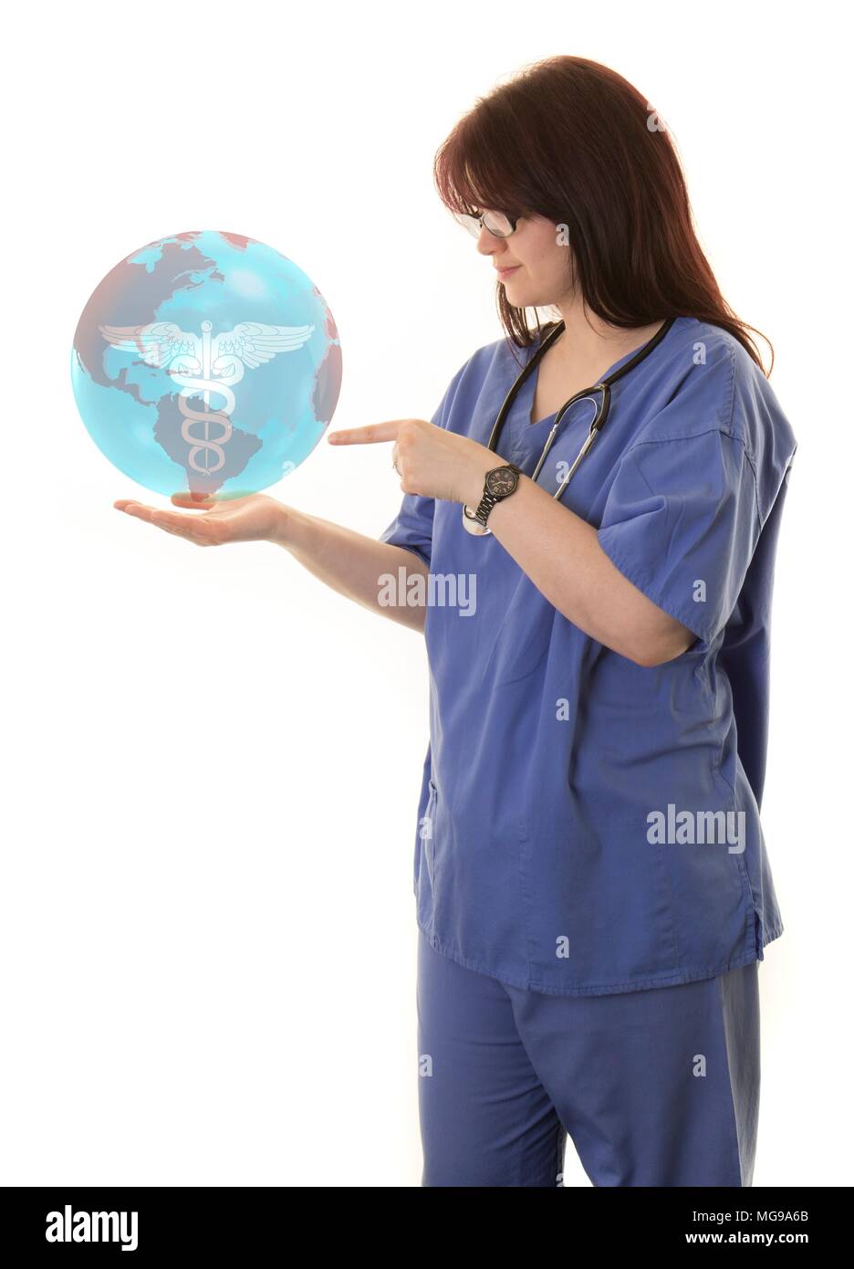 Medico donna toccando globo virtuale. Foto Stock