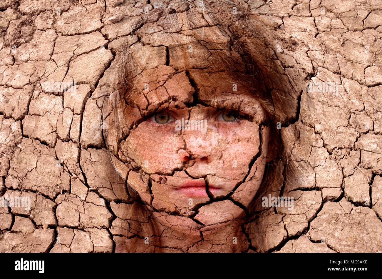 Asciugare incrinato la terra con il viso della bambina, immagine concettuale. Foto Stock