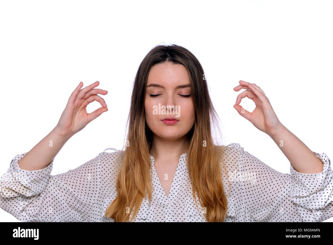 Giovane donna meditando. Foto Stock