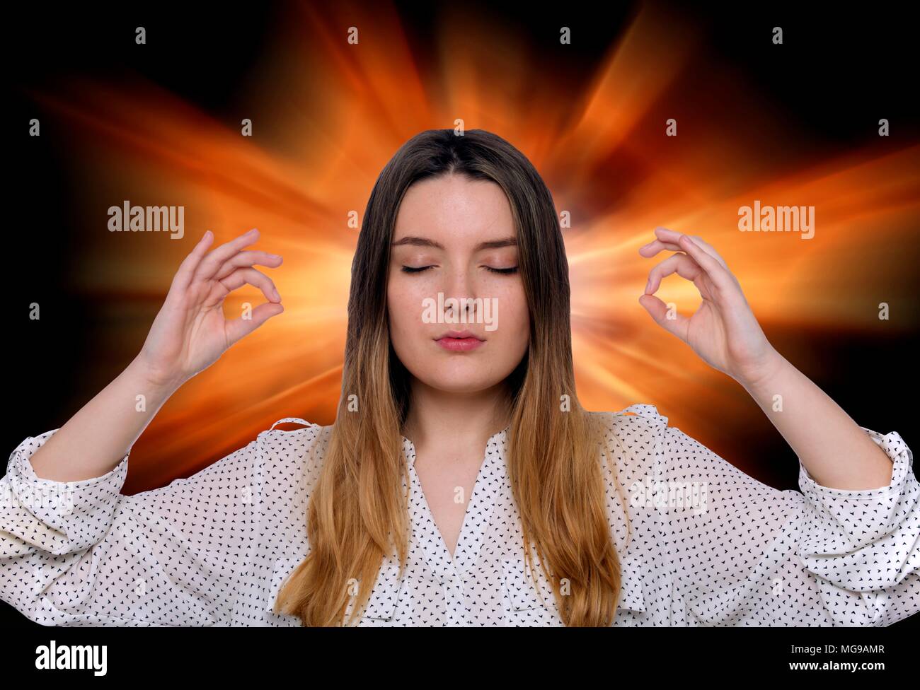 Giovane donna meditando. Foto Stock