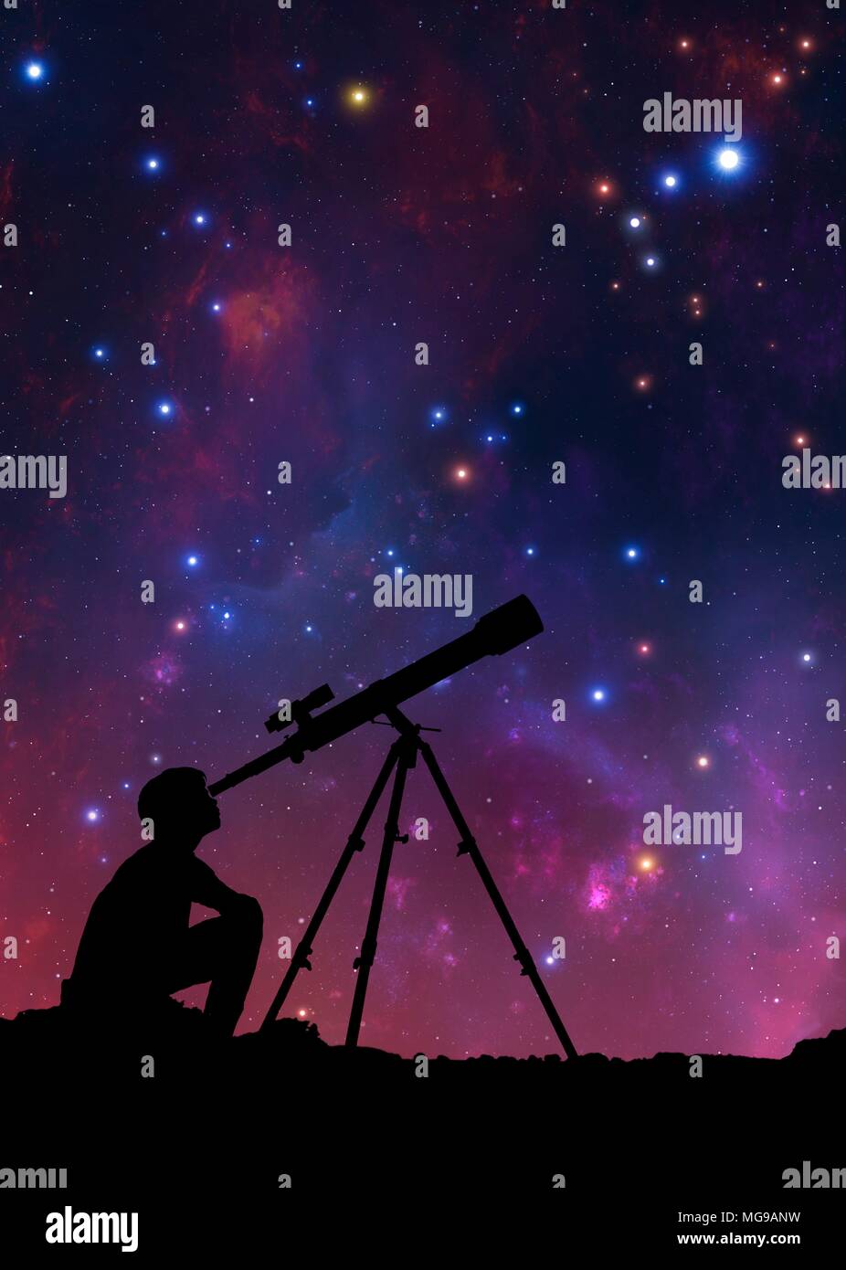 Illustrazione di un ragazzo che guarda attraverso un telescopio, visto in silhouette contro le nuvole di stelle della Via Lattea. Il ragazzo è usando un telescopio rifrattore. Foto Stock