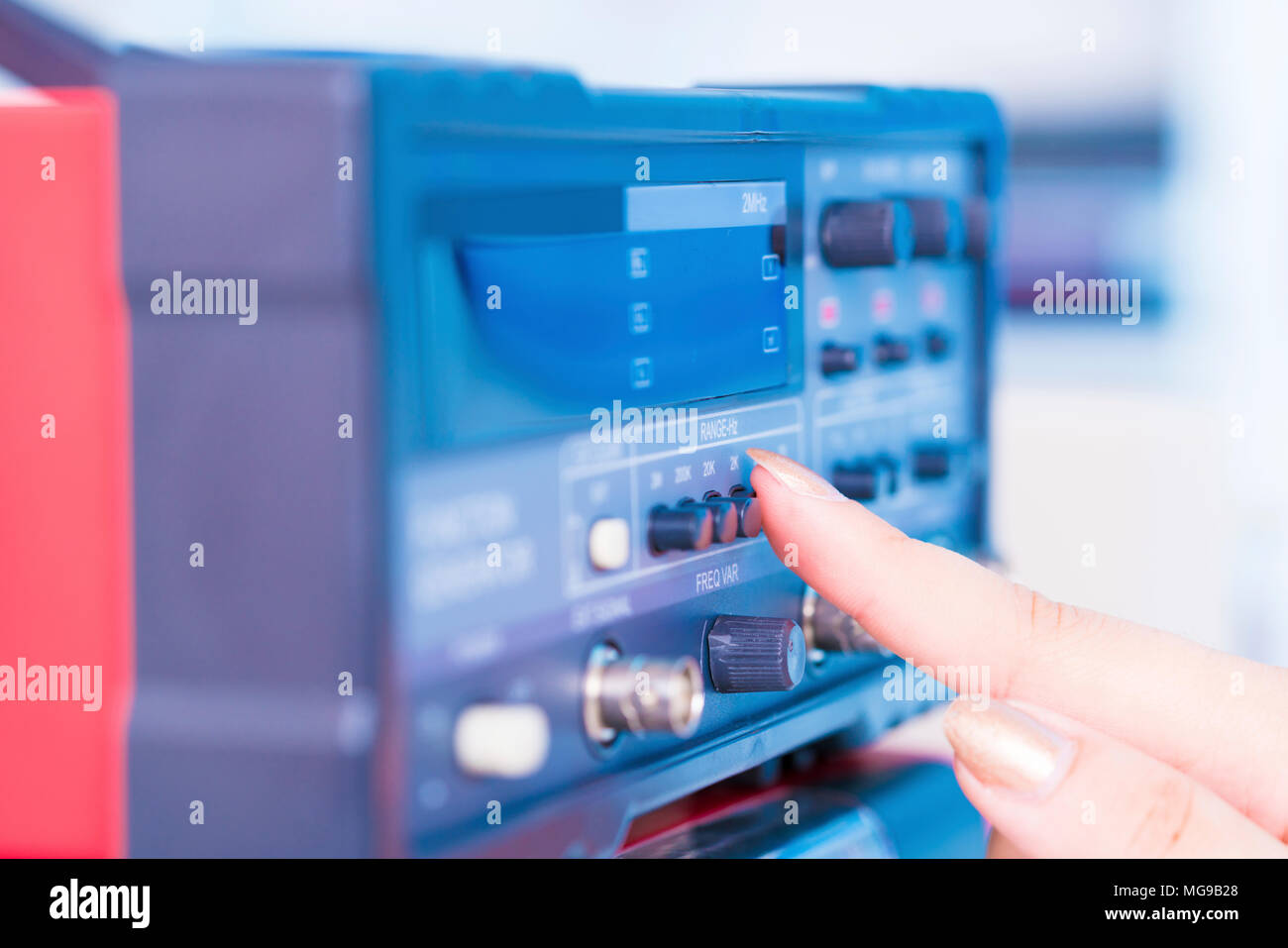 Utilizzando apparecchiature di prova elettroniche. Foto Stock